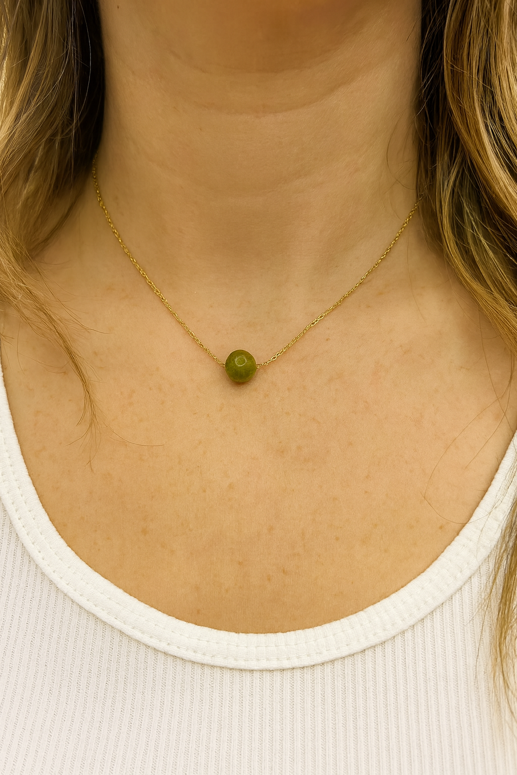 Collier en Péridot Naturel & Acier Doré – Vitalité, Protection & Élégance Solaire
