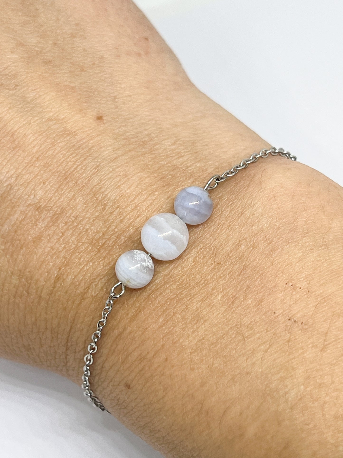 Bracelet en Calcédoine et Acier Argenté – Élégance et Sérénité
