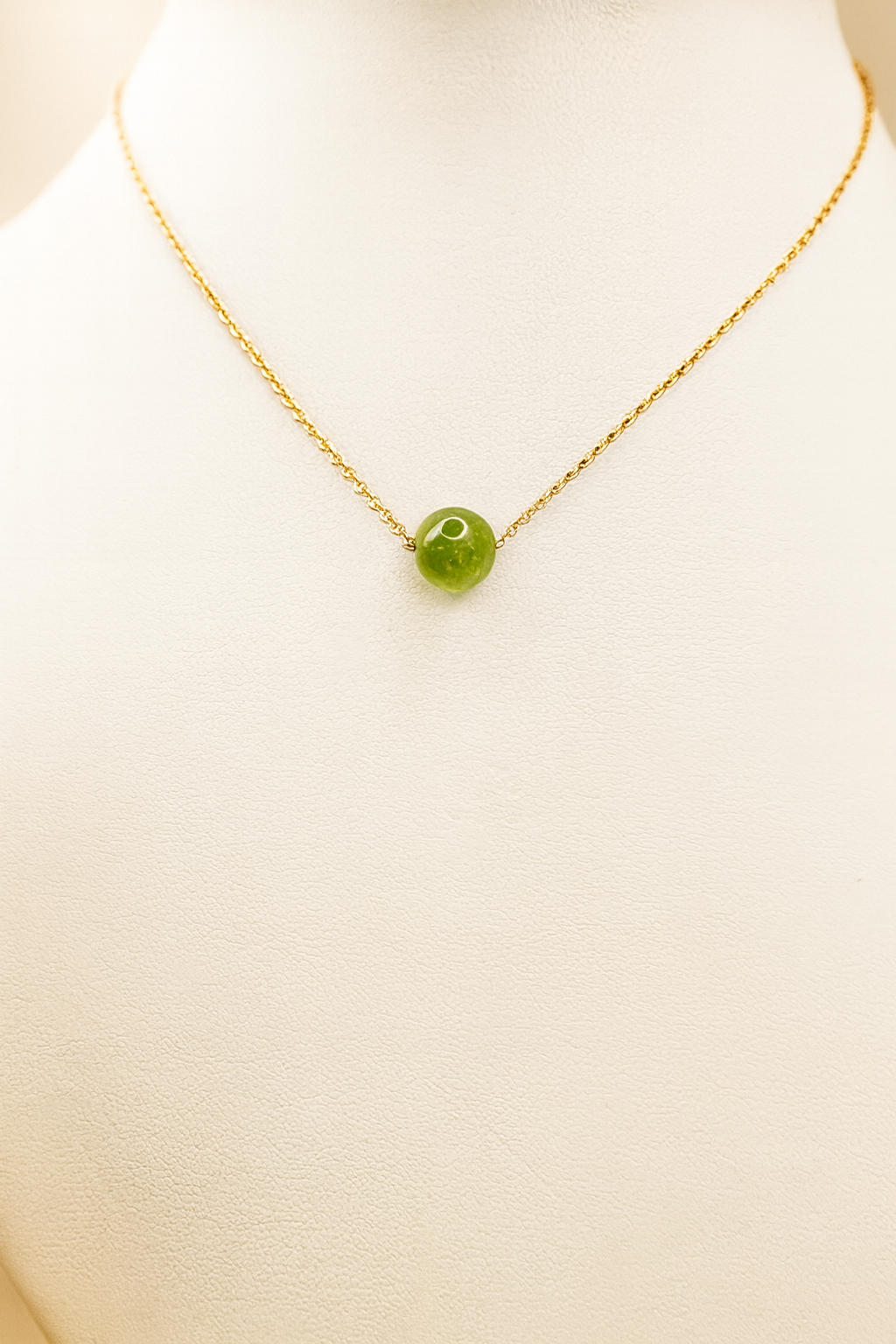 Collier en Péridot Naturel & Acier Doré – Vitalité, Protection & Élégance Solaire