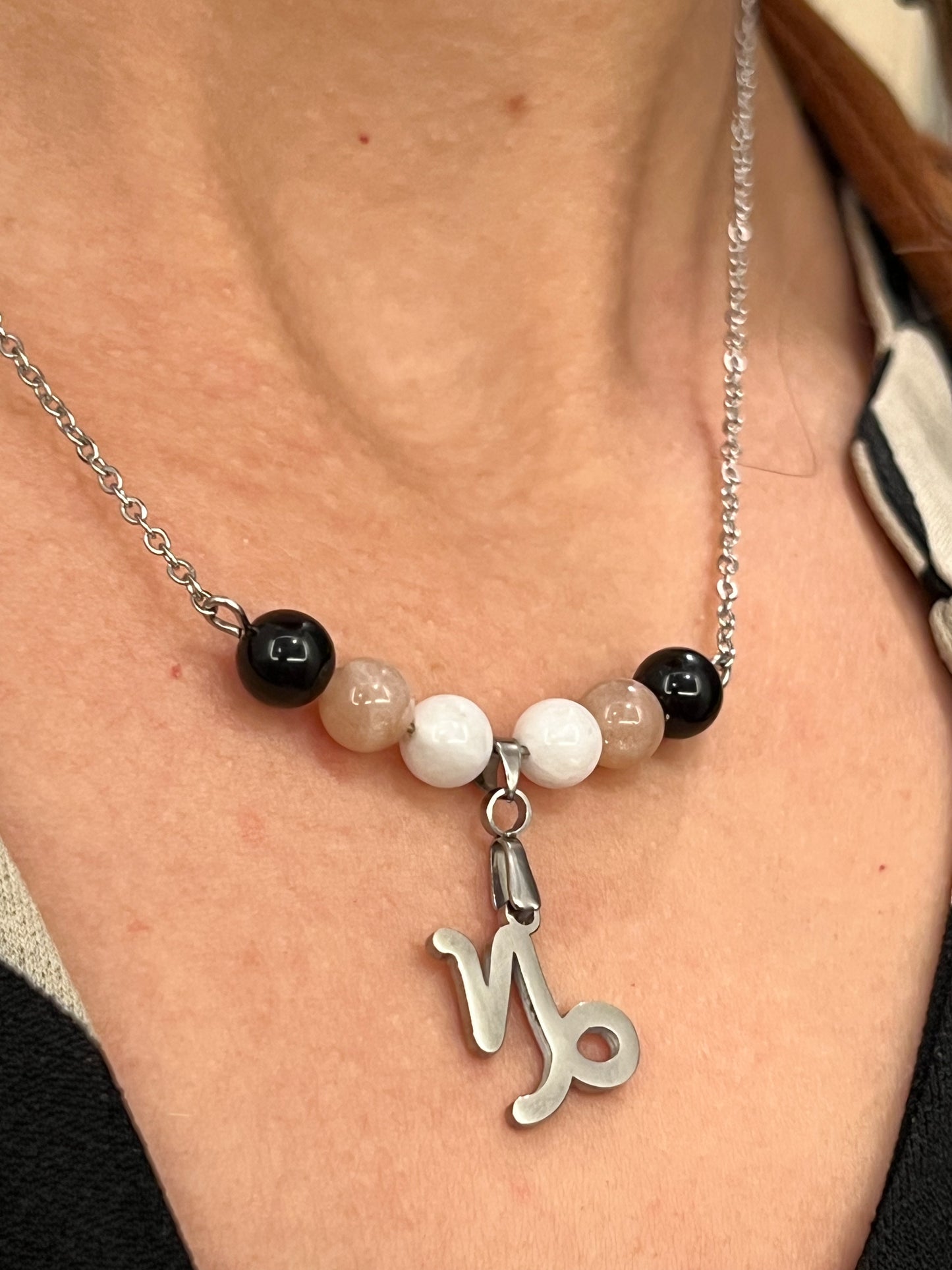 Collier Capricorne en Acier Inoxydable Argenté avec Pierres Naturelles – Élégance et Énergie