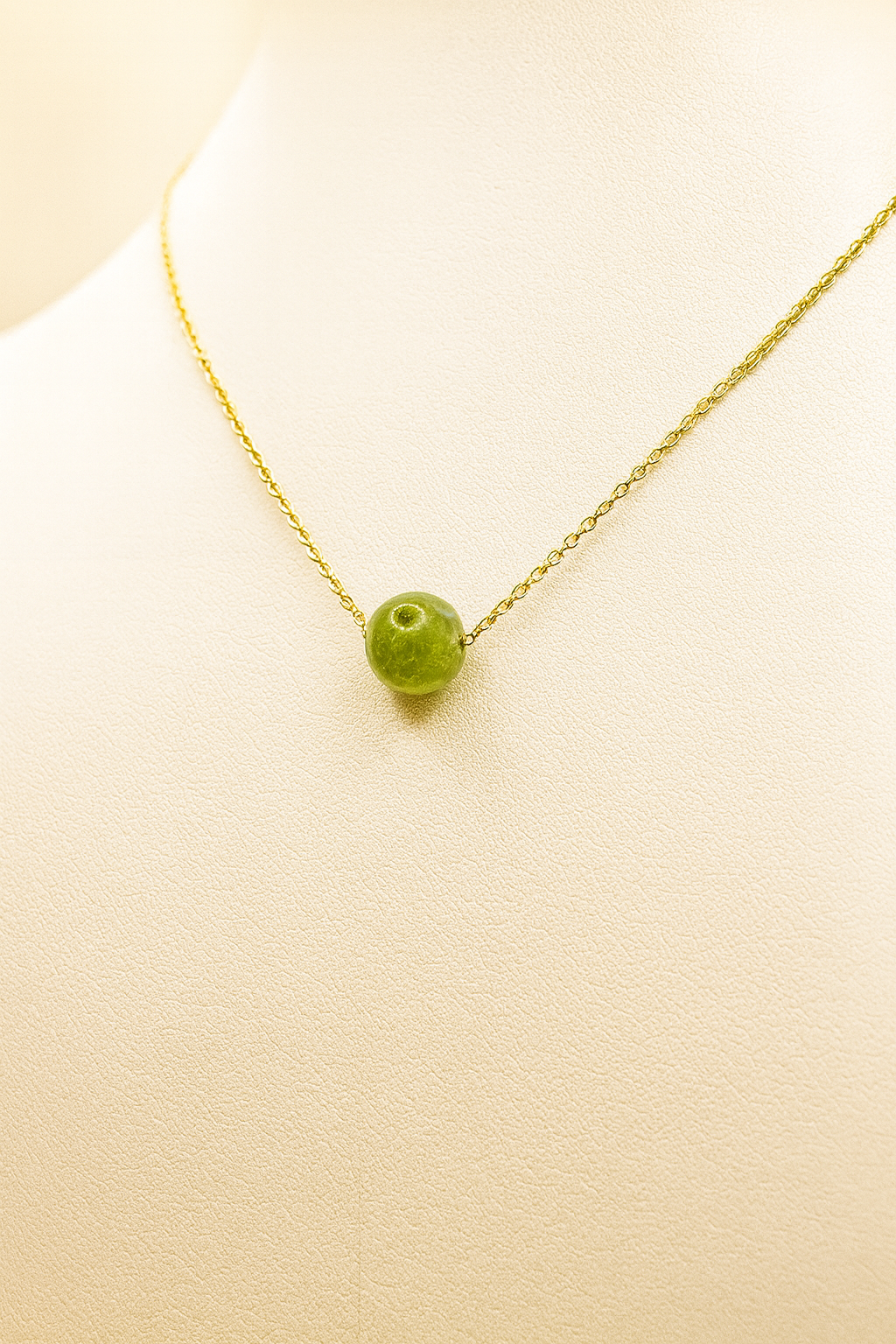 Collier en Péridot Naturel & Acier Doré – Vitalité, Protection & Élégance Solaire