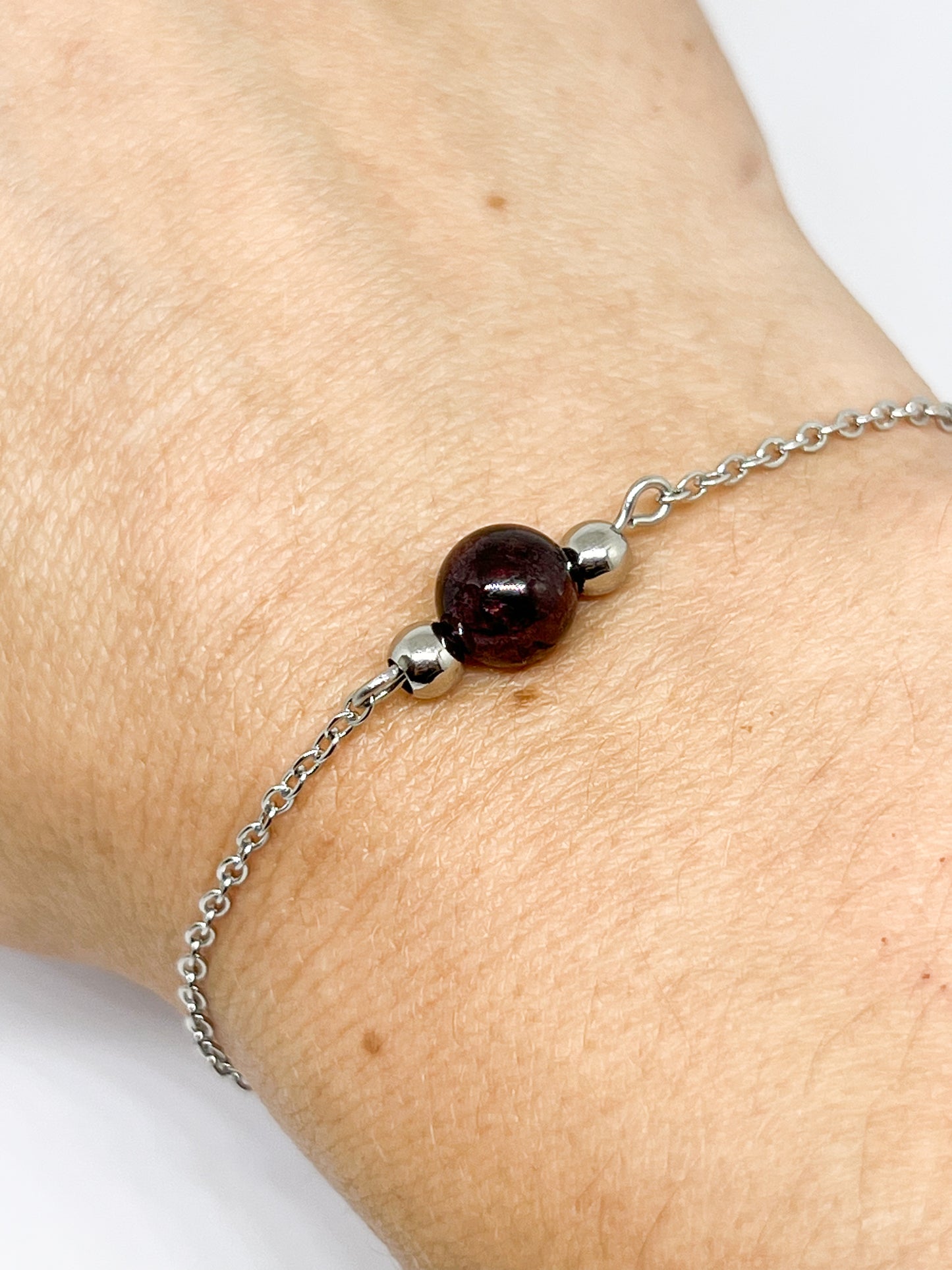 Bracelet Grenat en Acier Inoxydable Argenté – Chic et Intemporel
