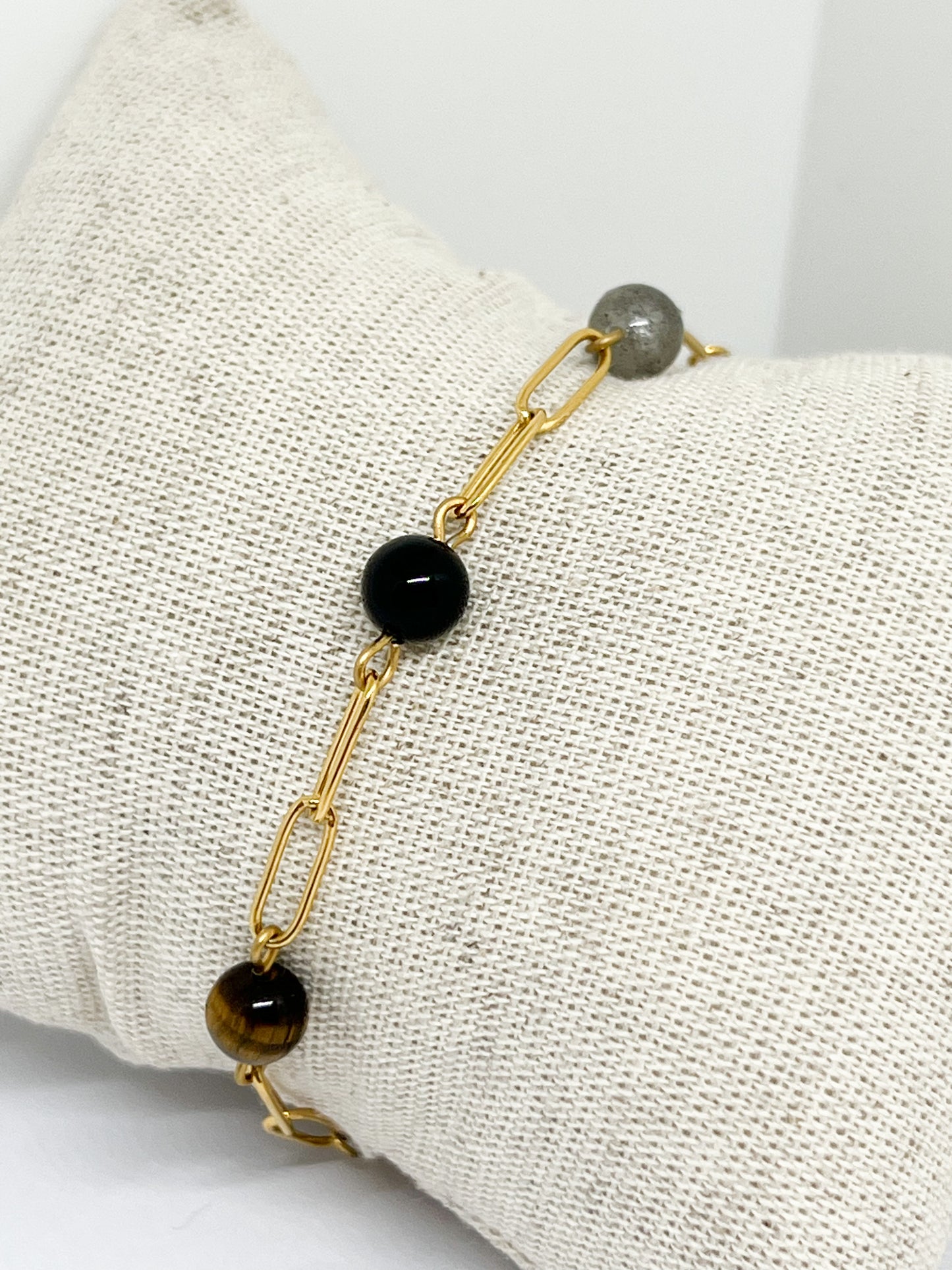 Bracelet de Protection en Acier Doré et Pierres Naturelles – Élégance et Énergie