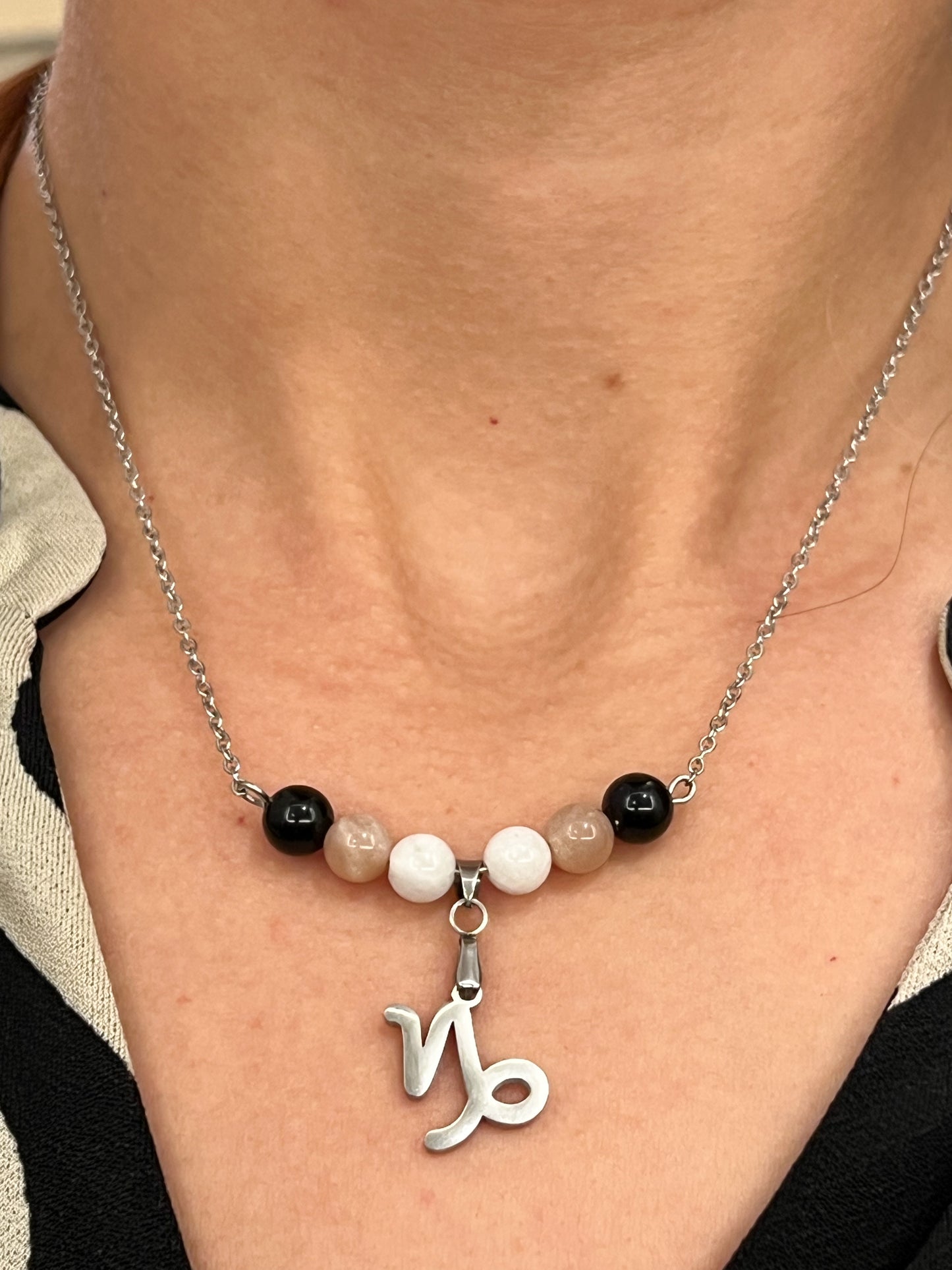 Collier Capricorne en Acier Inoxydable Argenté avec Pierres Naturelles – Élégance et Énergie