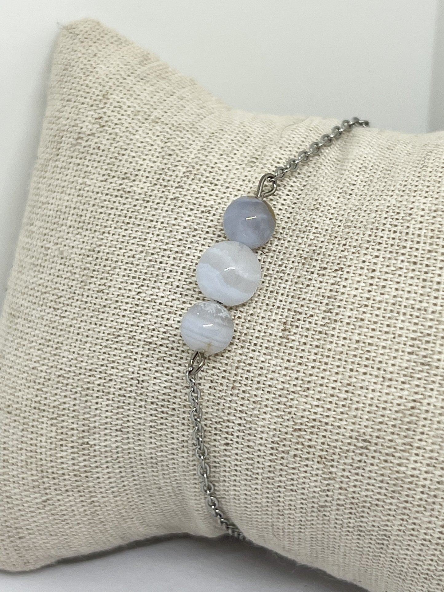 Bracelet en Calcédoine et Acier Argenté – Élégance et Sérénité