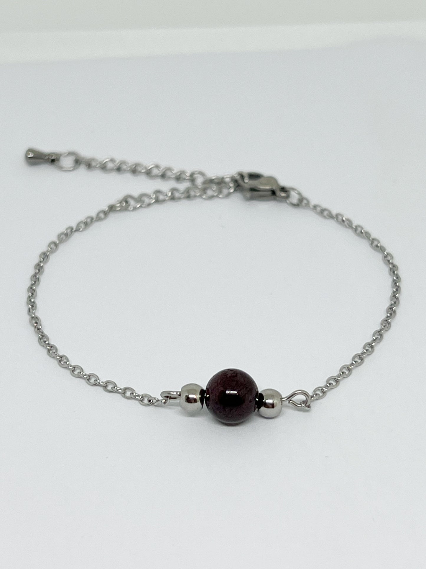 Bracelet Grenat en Acier Inoxydable Argenté – Chic et Intemporel