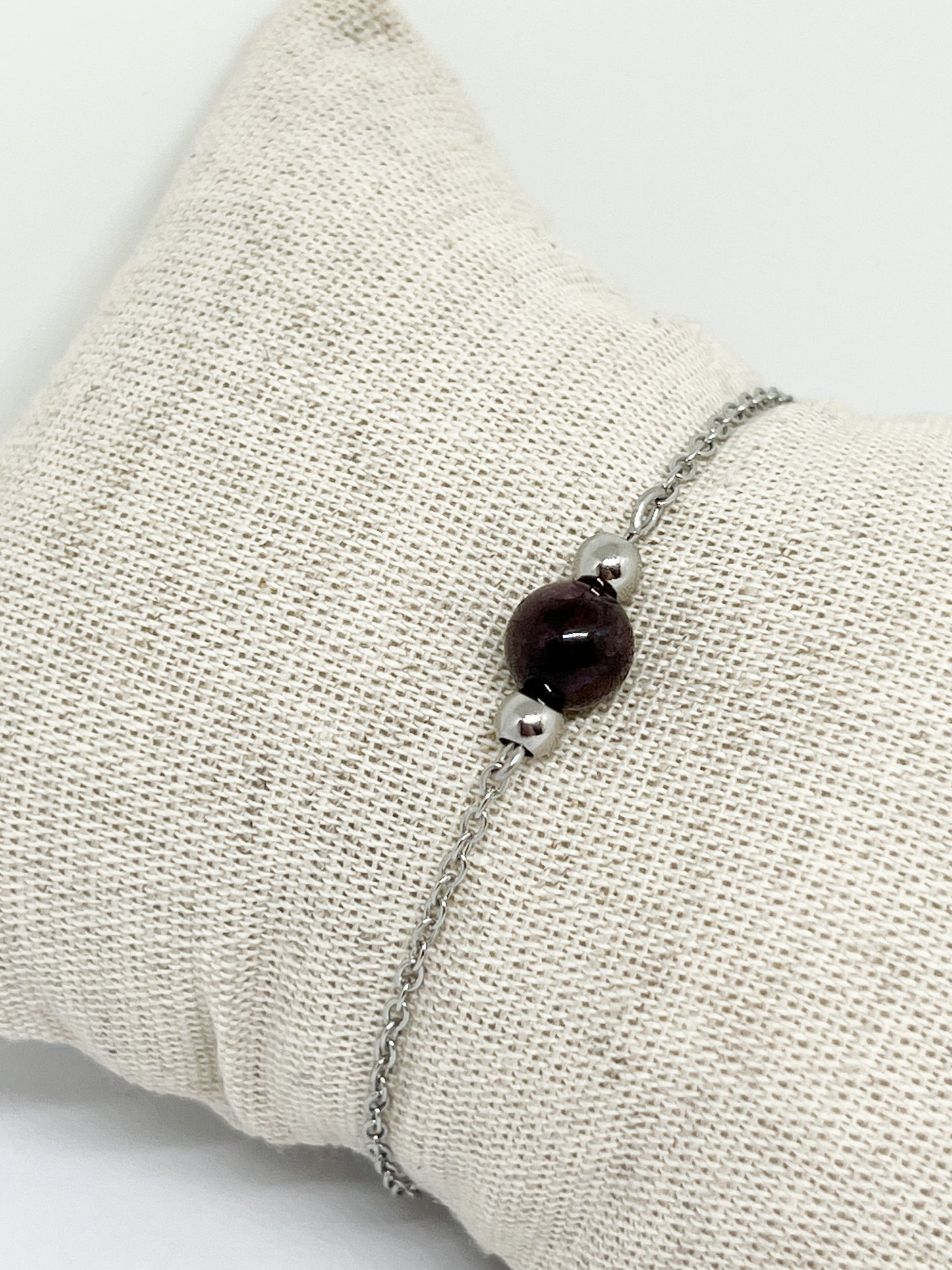 Bracelet Grenat en Acier Inoxydable Argenté – Chic et Intemporel