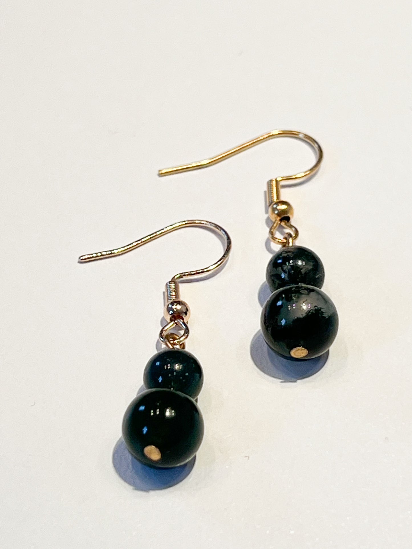 Boucles d'Oreilles en Acier Inoxydable Doré et Agate Mousse : La Touche d'Élégance