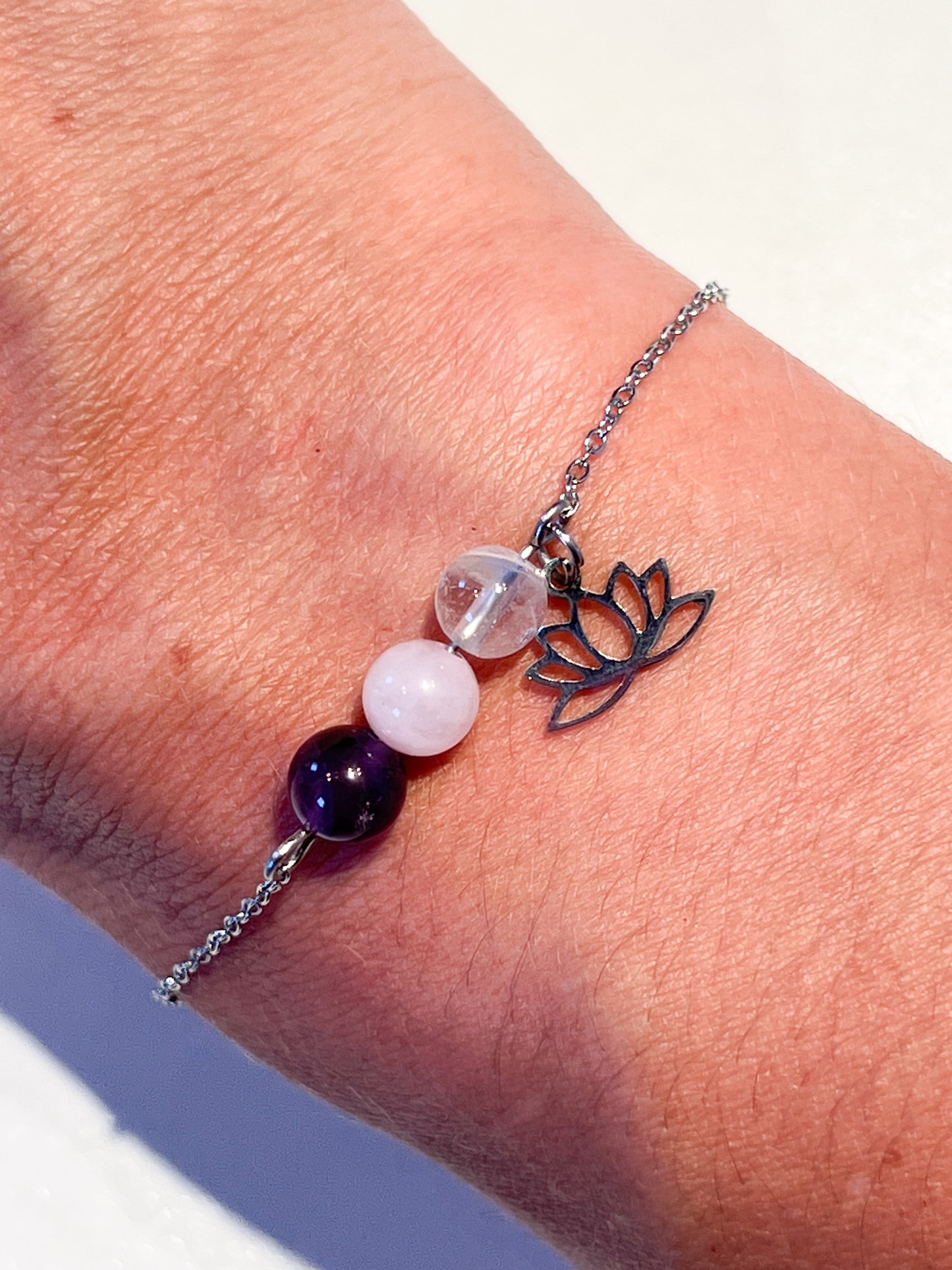 Bracelet anti-anxiété en cristal de roche, quartz rose et améthyste : équilibre et sérénité naturelle