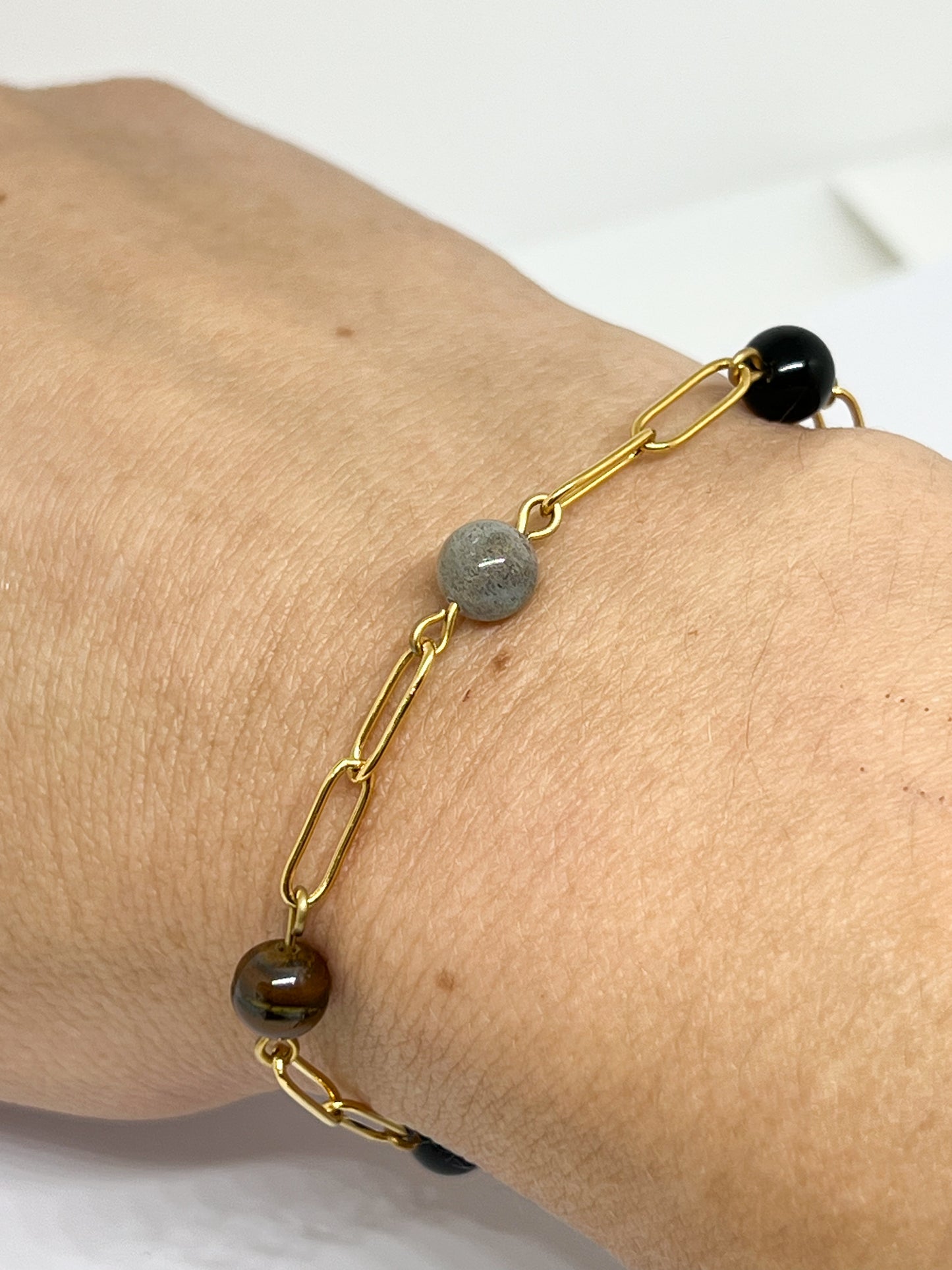 Bracelet de Protection en Acier Doré et Pierres Naturelles – Élégance et Énergie