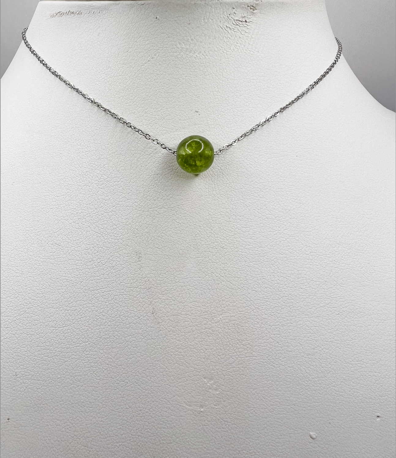 Collier en Péridot Naturel & Acier Argenté – Éclat, Vitalité & Protection Énergétique