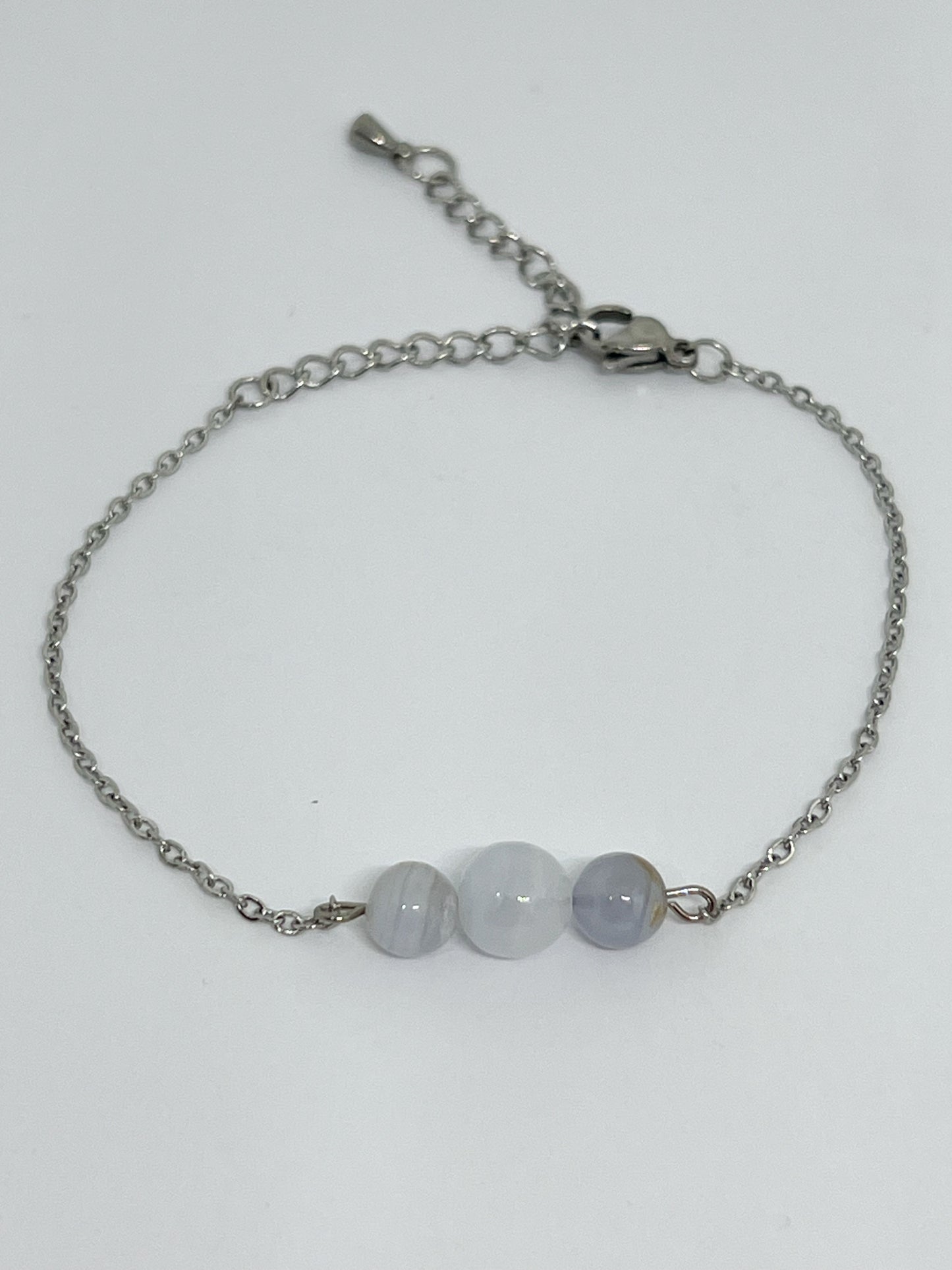 Bracelet en Calcédoine et Acier Argenté – Élégance et Sérénité
