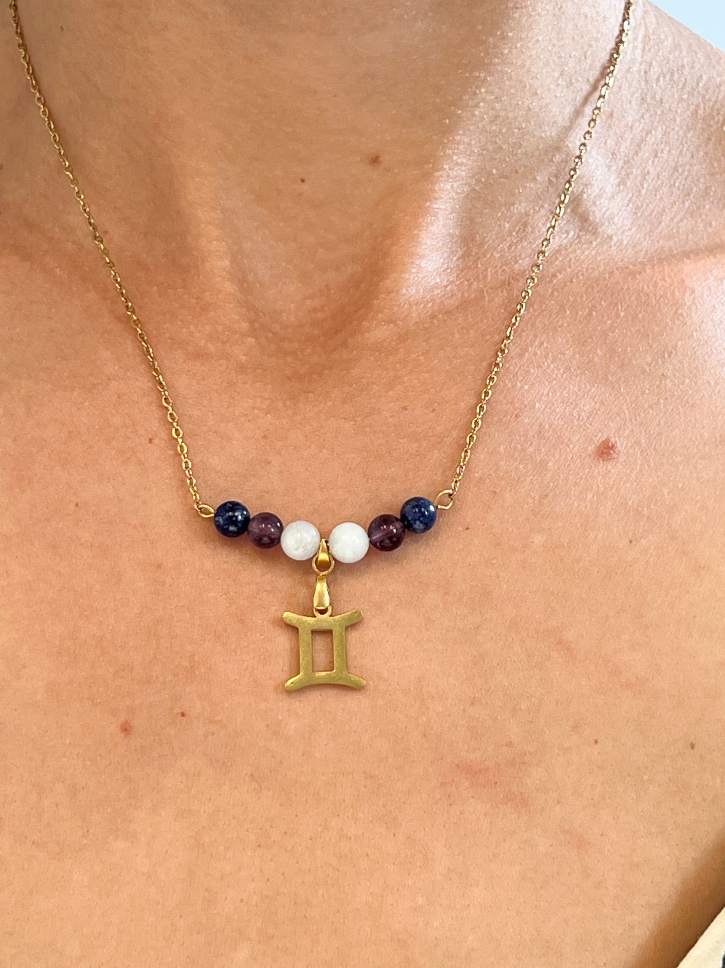 Collier Astrologique Gémeaux en Acier Doré avec Aigue-Marine, Lapis Lazuli et Améthyste