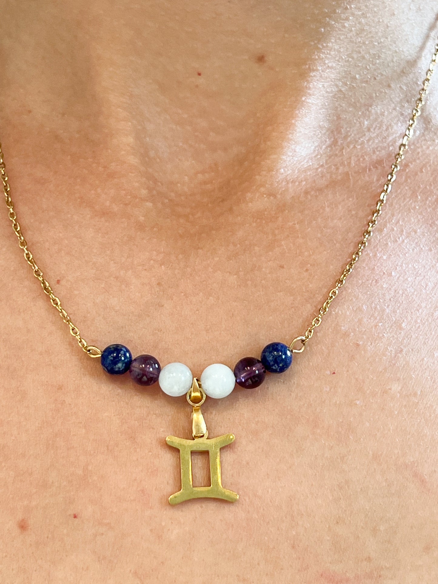 Collier Astrologique Gémeaux en Acier Doré avec Aigue-Marine, Lapis Lazuli et Améthyste
