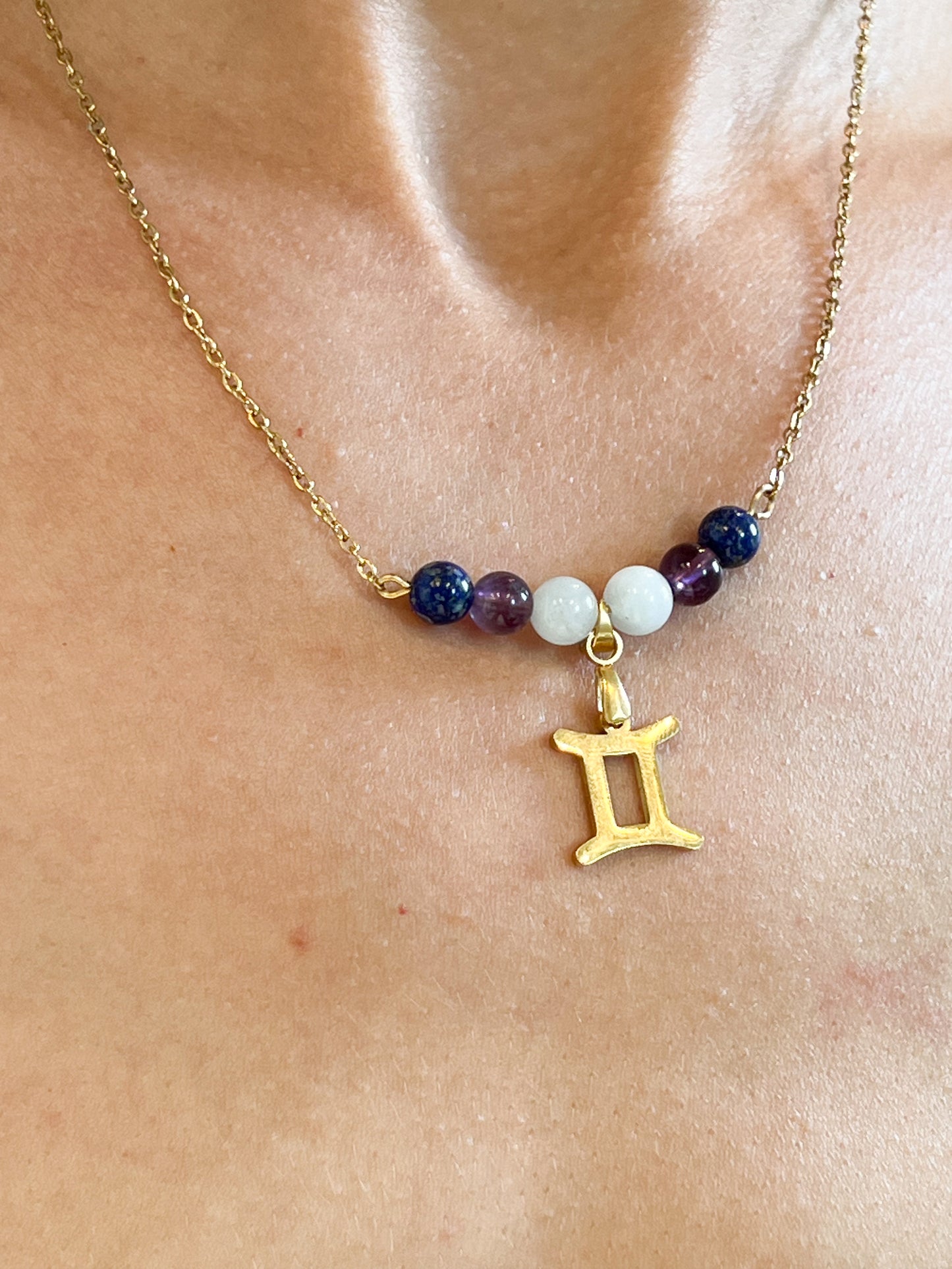 Collier Astrologique Gémeaux en Acier Doré avec Aigue-Marine, Lapis Lazuli et Améthyste