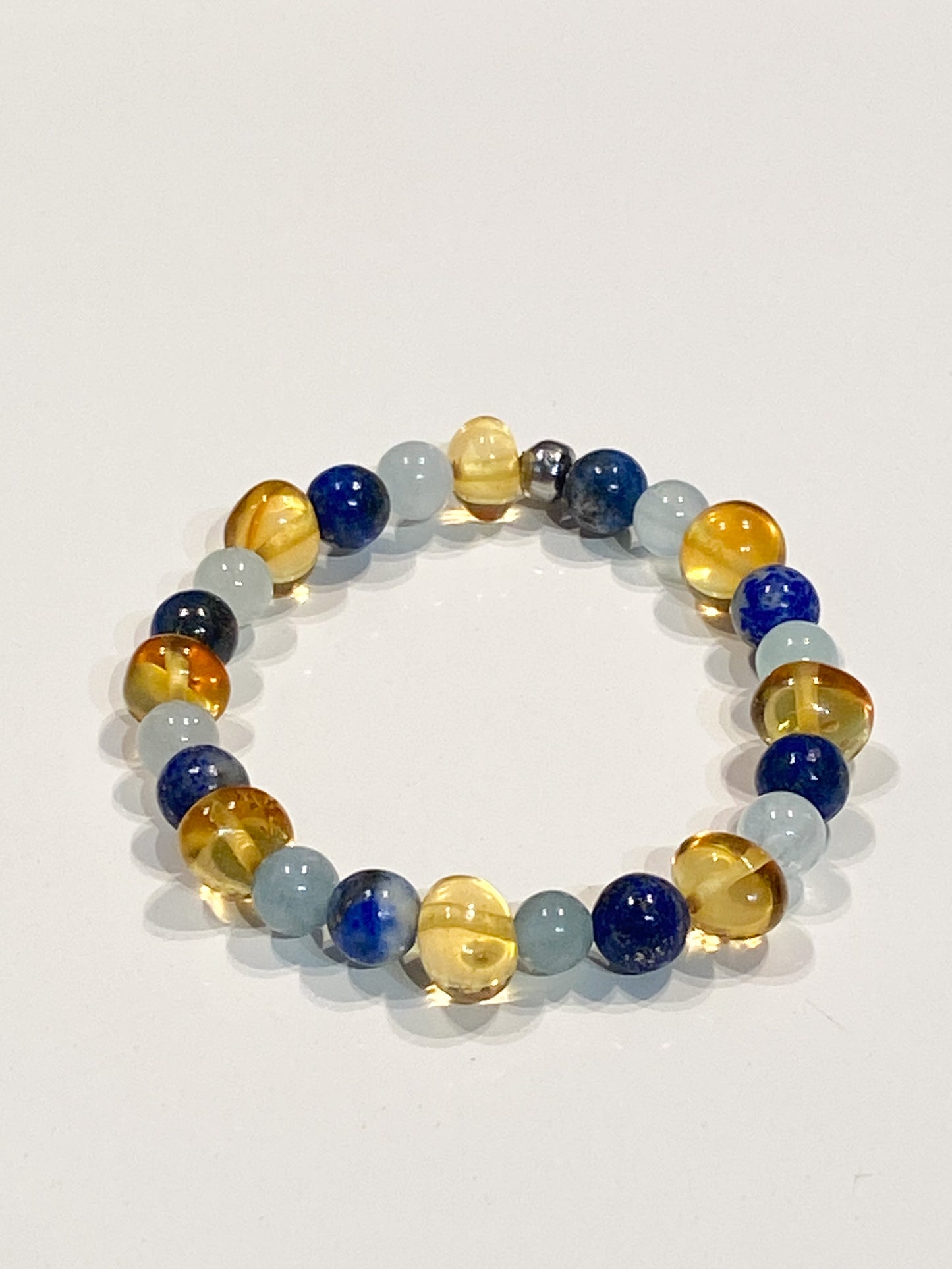 "Bracelet enfant en ambre, aigue marine et lapis lazuli : une harmonie naturelle pour protéger et apaiser"
