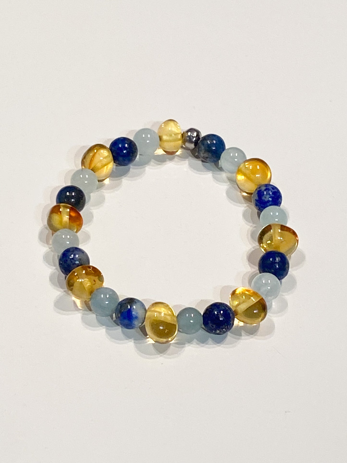 "Bracelet enfant en ambre, aigue marine et lapis lazuli : une harmonie naturelle pour protéger et apaiser"
