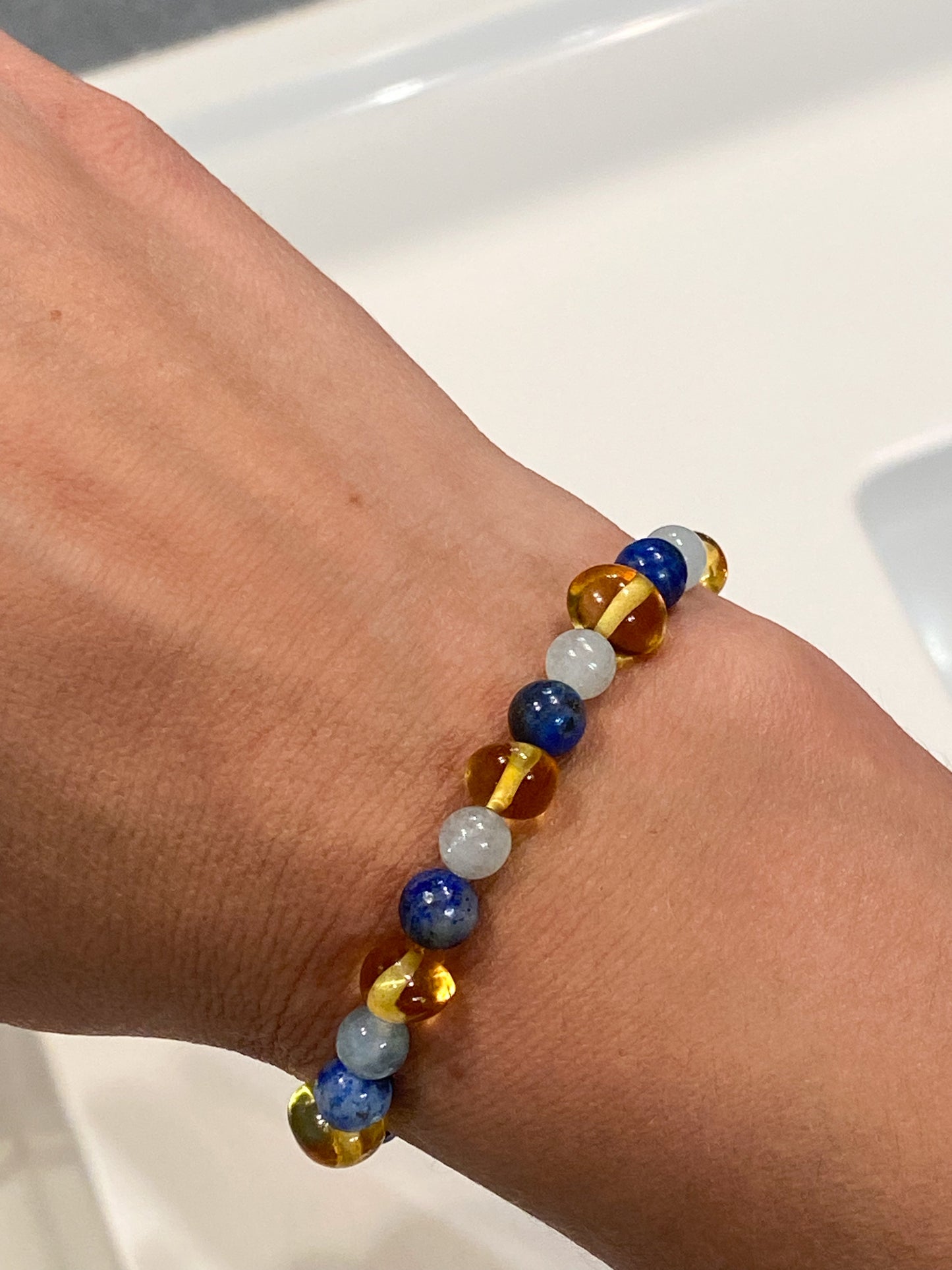 "Bracelet enfant en ambre, aigue marine et lapis lazuli : une harmonie naturelle pour protéger et apaiser"