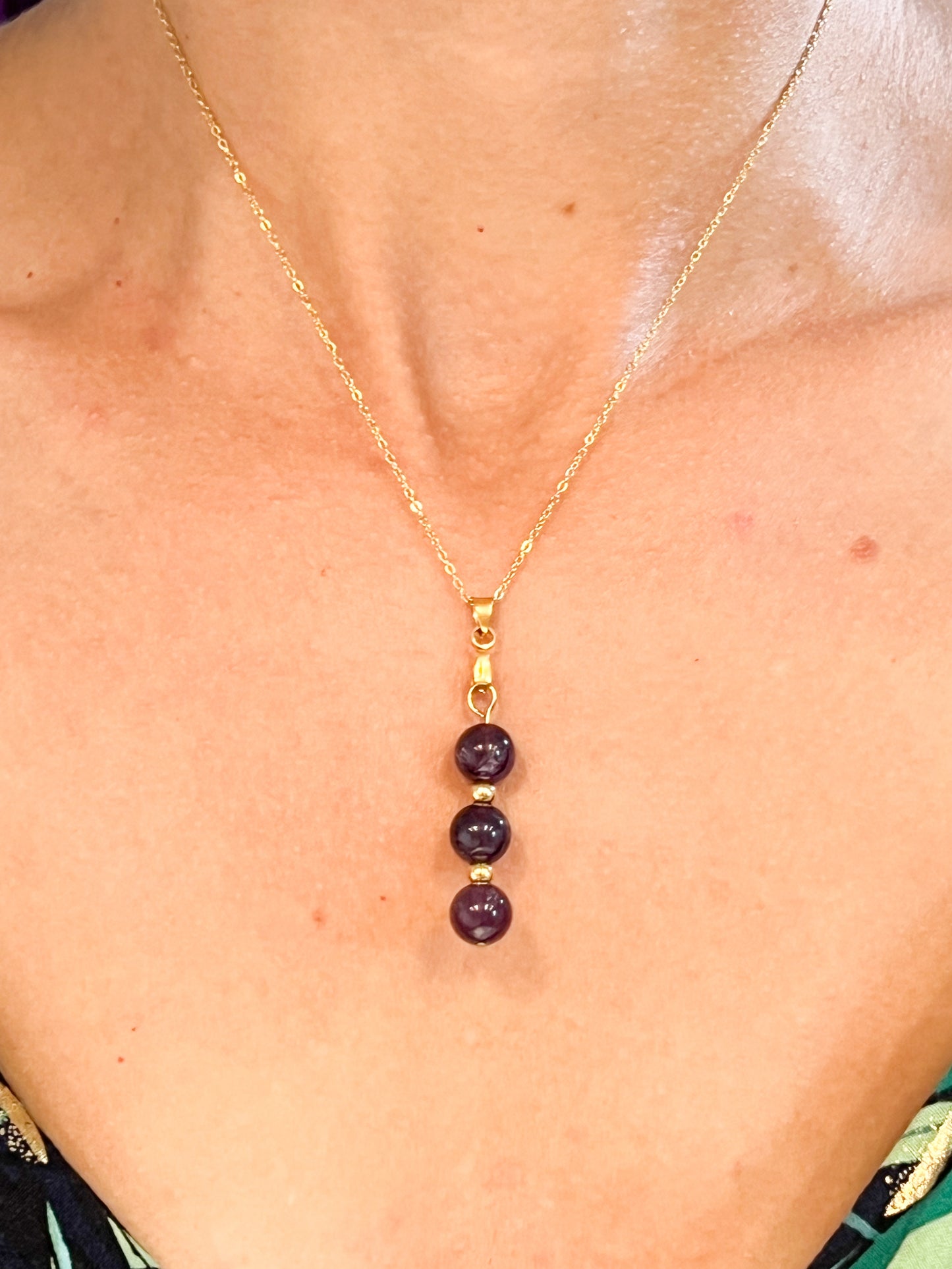 Collier en Acier Inoxydable Doré avec Améthyste : Élégance et Raffinement