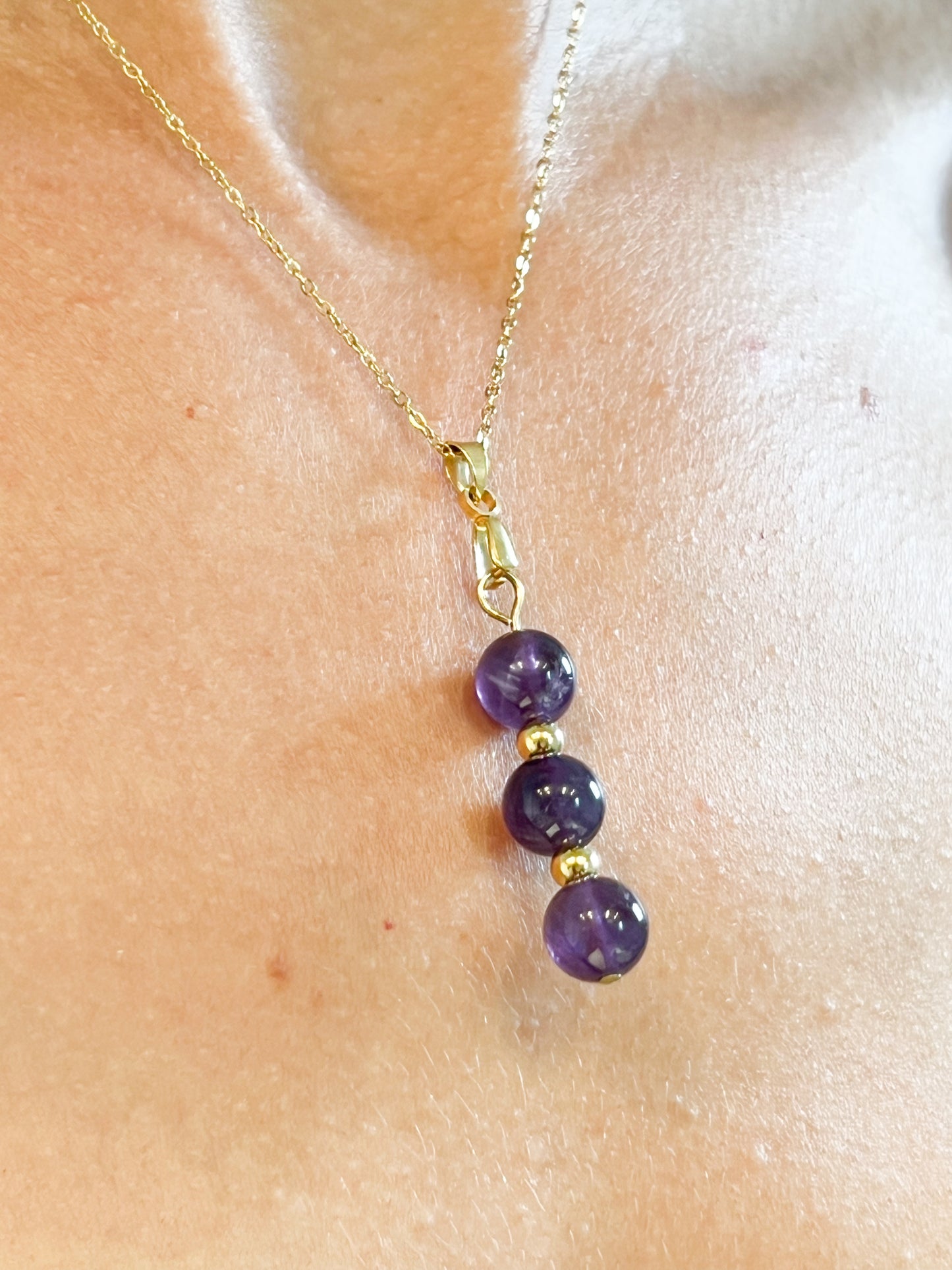 Collier en Acier Inoxydable Doré avec Améthyste : Élégance et Raffinement