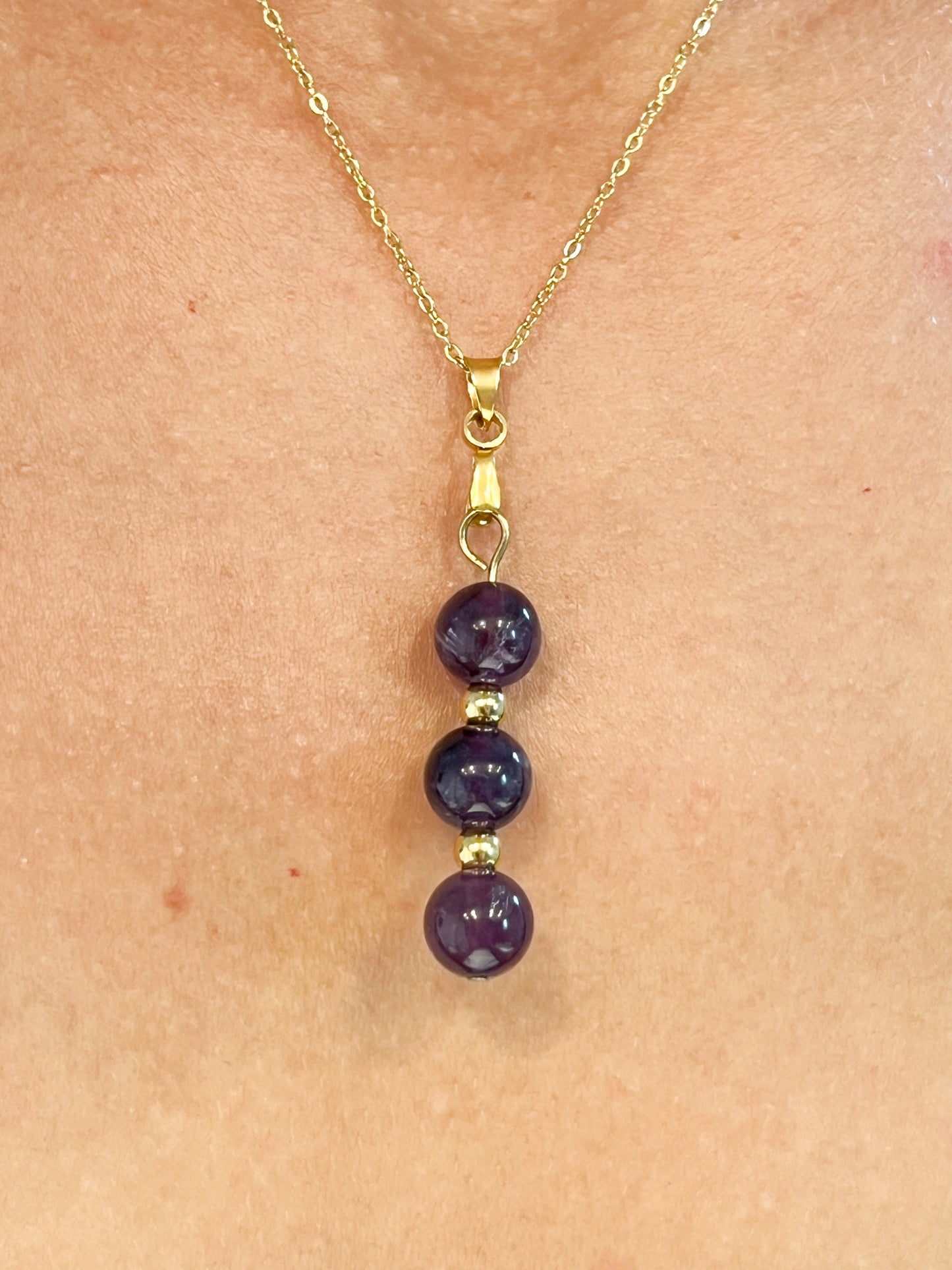 Collier en Acier Inoxydable Doré avec Améthyste : Élégance et Raffinement