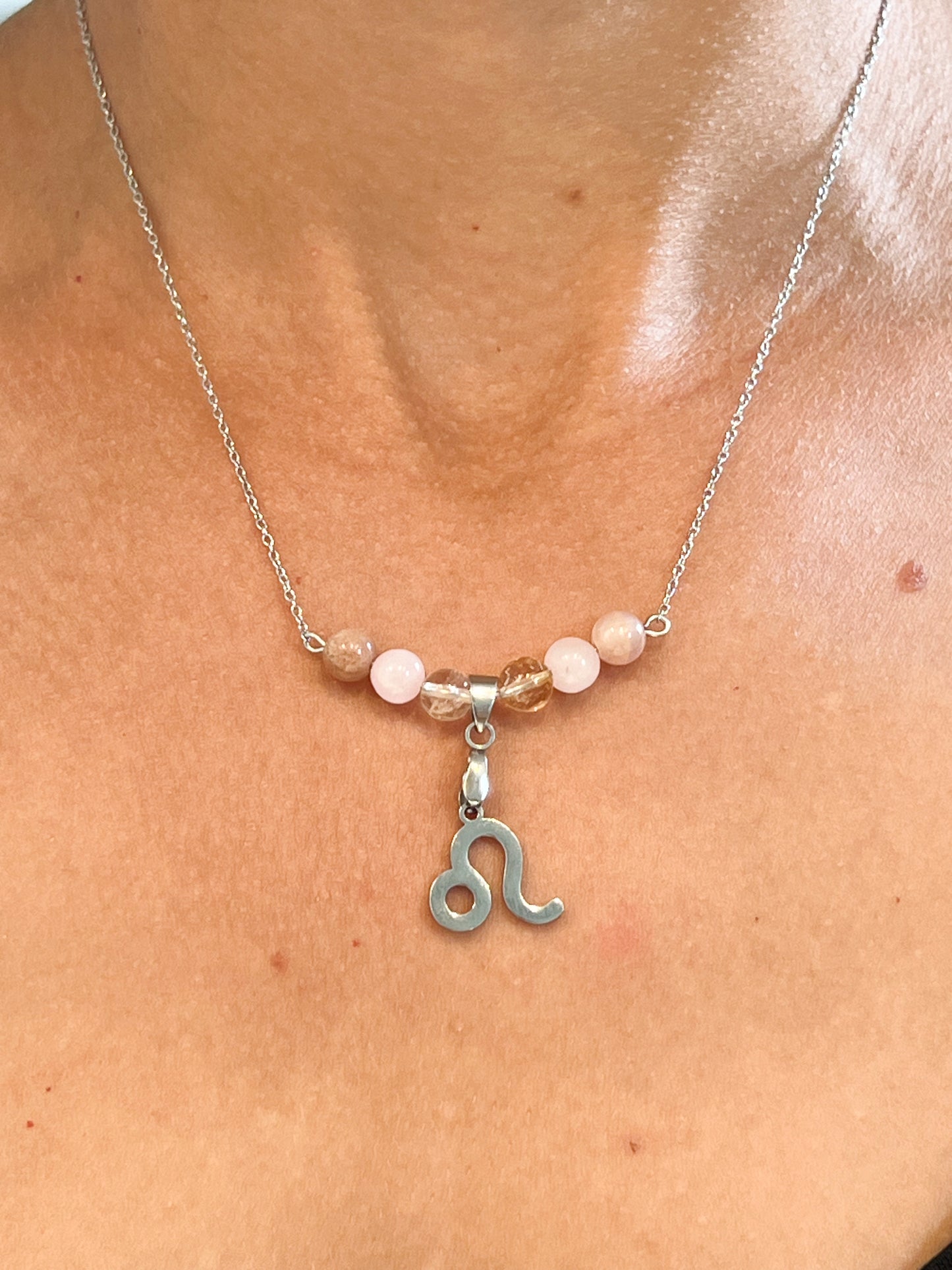Collier Astro Lion en Acier Inoxydable Argenté avec Citrine, Quartz Rose et Pierre de Soleil