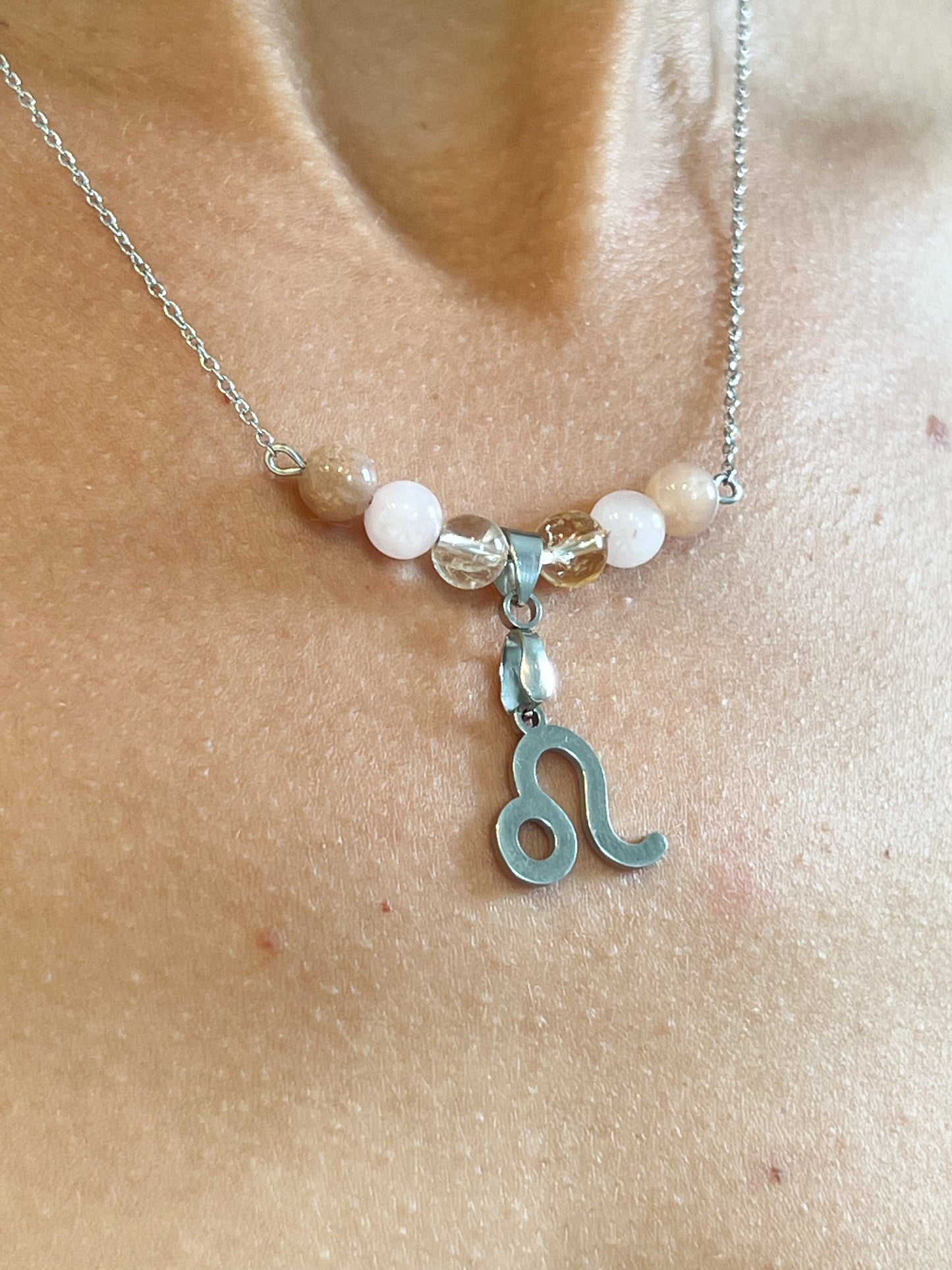 Collier Astro Lion en Acier Inoxydable Argenté avec Citrine, Quartz Rose et Pierre de Soleil