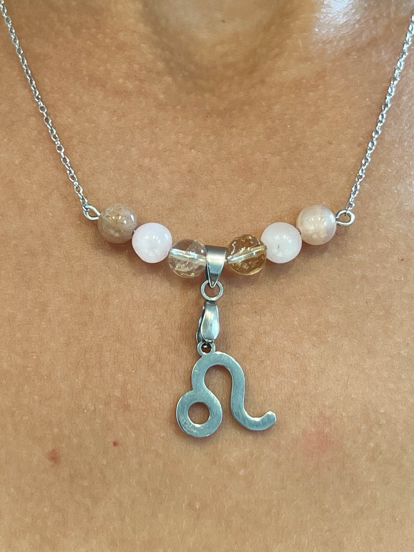 Collier Astro Lion en Acier Inoxydable Argenté avec Citrine, Quartz Rose et Pierre de Soleil
