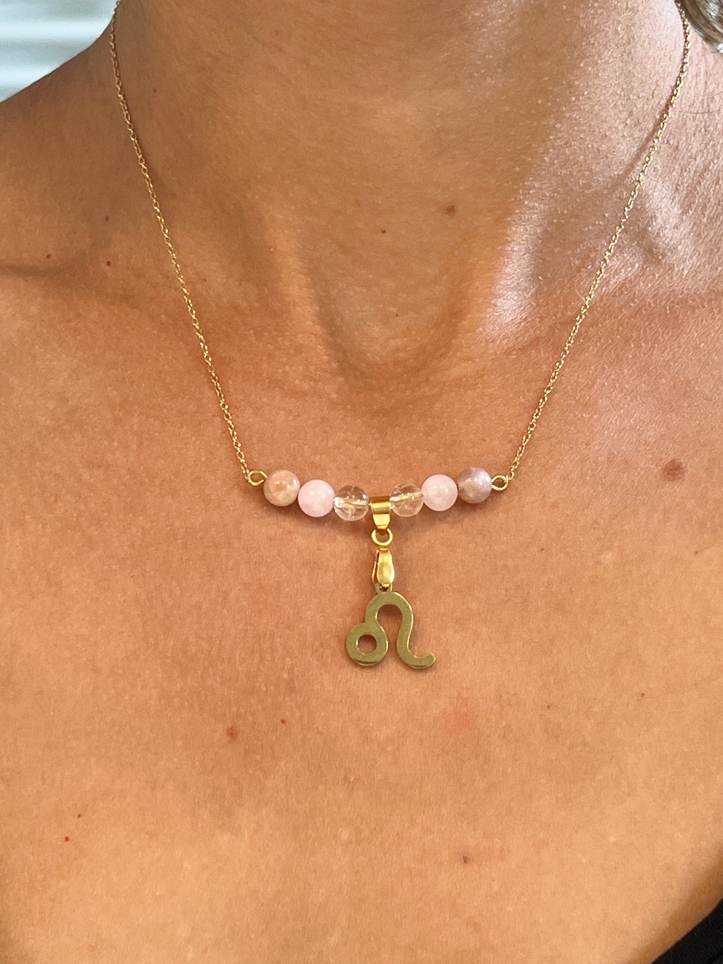 Collier Signe Astrologique Lion en Acier Doré avec Citrine, Quartz Rose et Pierre de Soleil