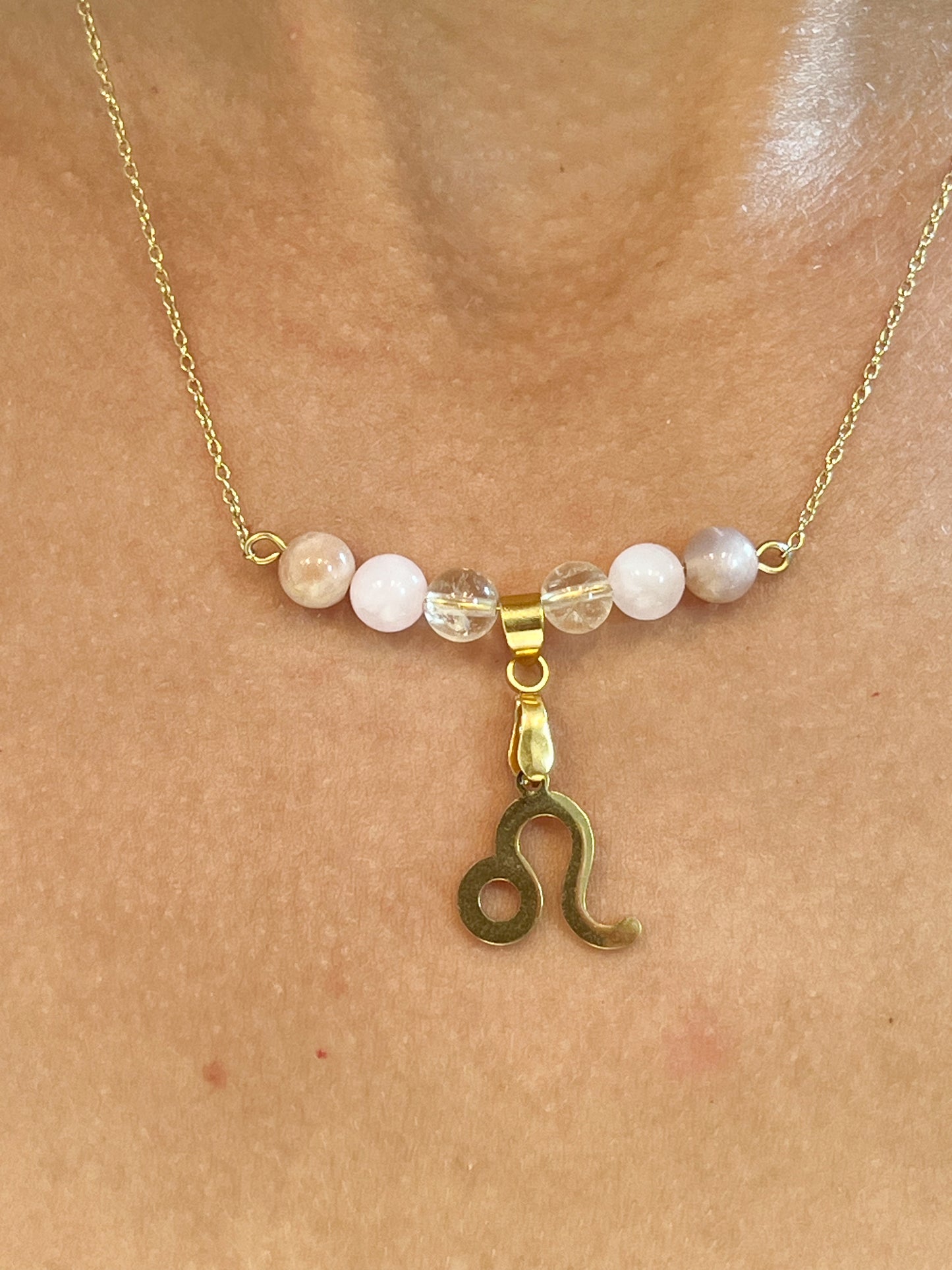 Collier Signe Astrologique Lion en Acier Doré avec Citrine, Quartz Rose et Pierre de Soleil