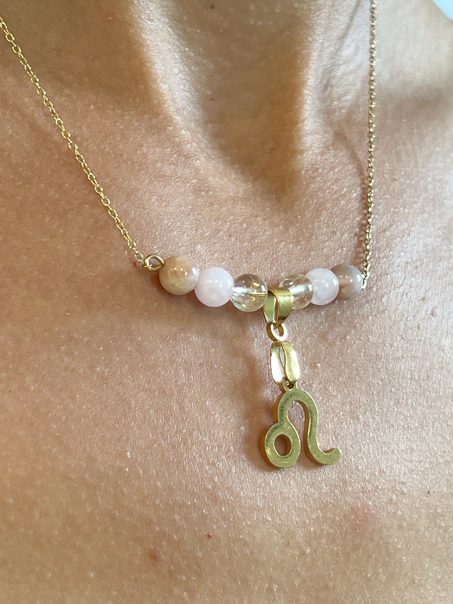 Collier Signe Astrologique Lion en Acier Doré avec Citrine, Quartz Rose et Pierre de Soleil