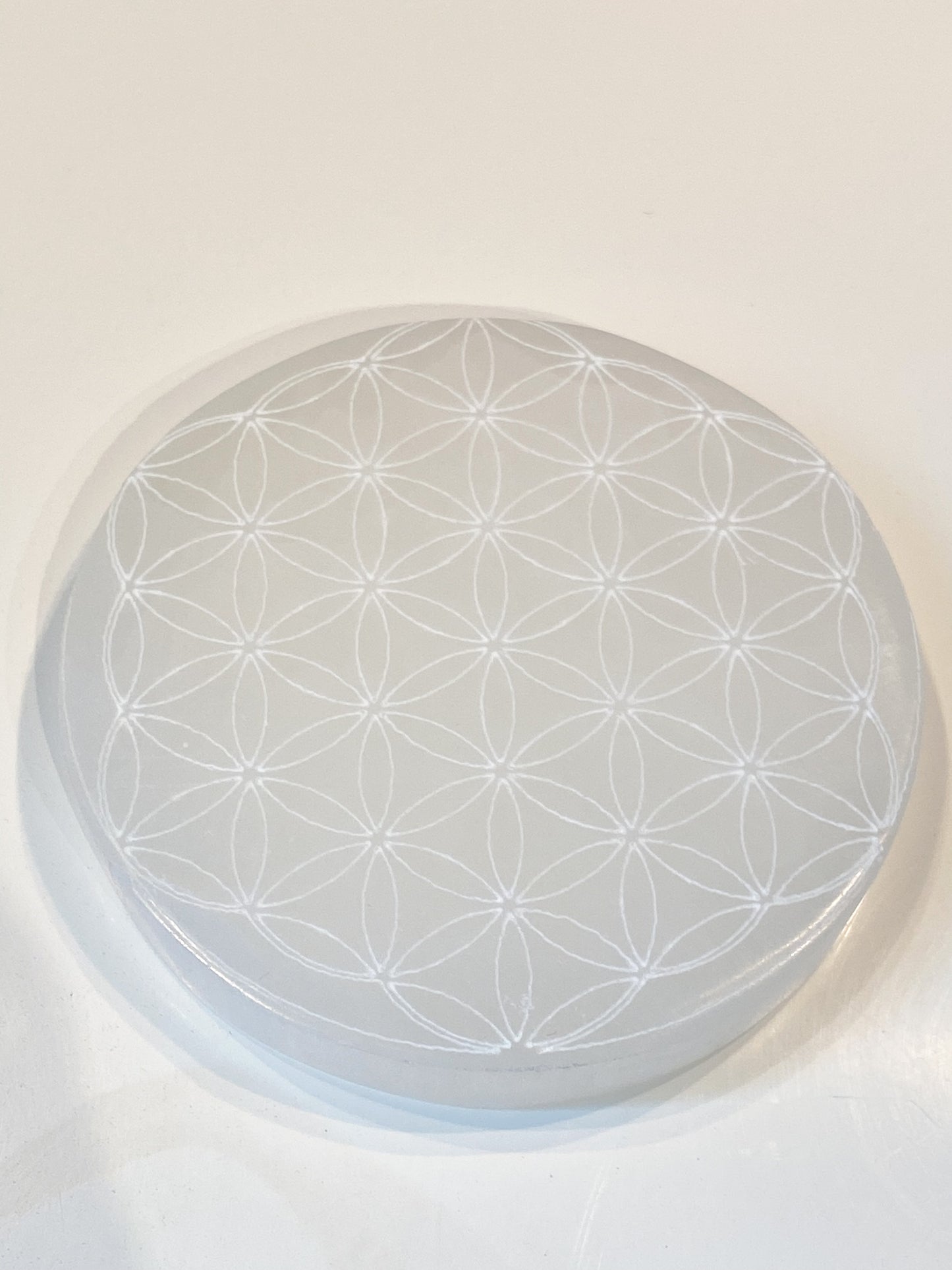 Fleur de Vie Sélénite : Un Outil Puissant pour Recharger Vos Cristaux