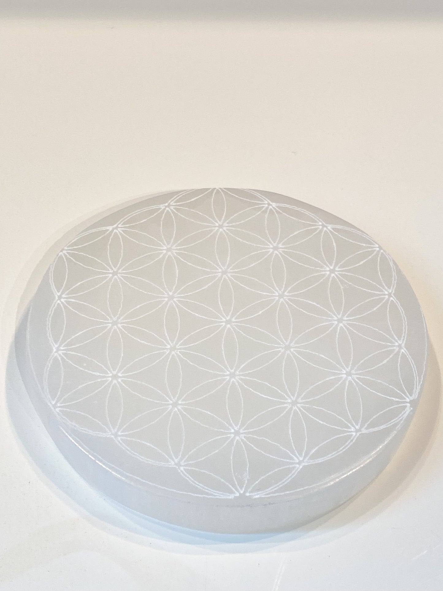 Fleur de Vie Sélénite : Un Outil Puissant pour Recharger Vos Cristaux