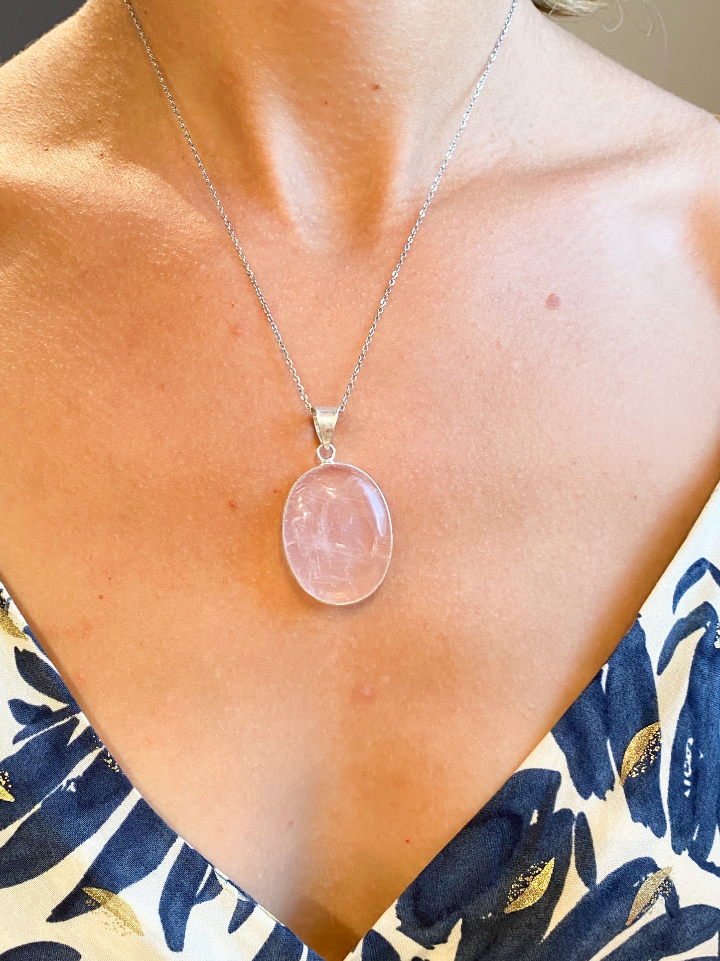 Rayonnez de tendresse : Collier en quartz rose et acier inoxydable, un bijou délicat qui célèbre l'amour et l'élégance.