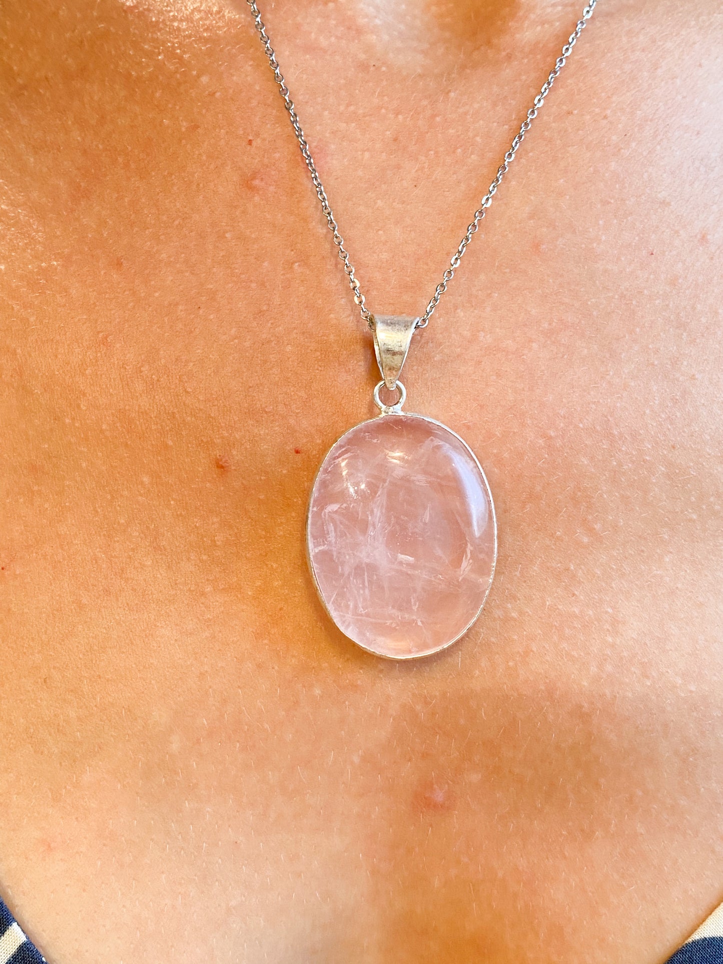 Rayonnez de tendresse : Collier en quartz rose et acier inoxydable, un bijou délicat qui célèbre l'amour et l'élégance.