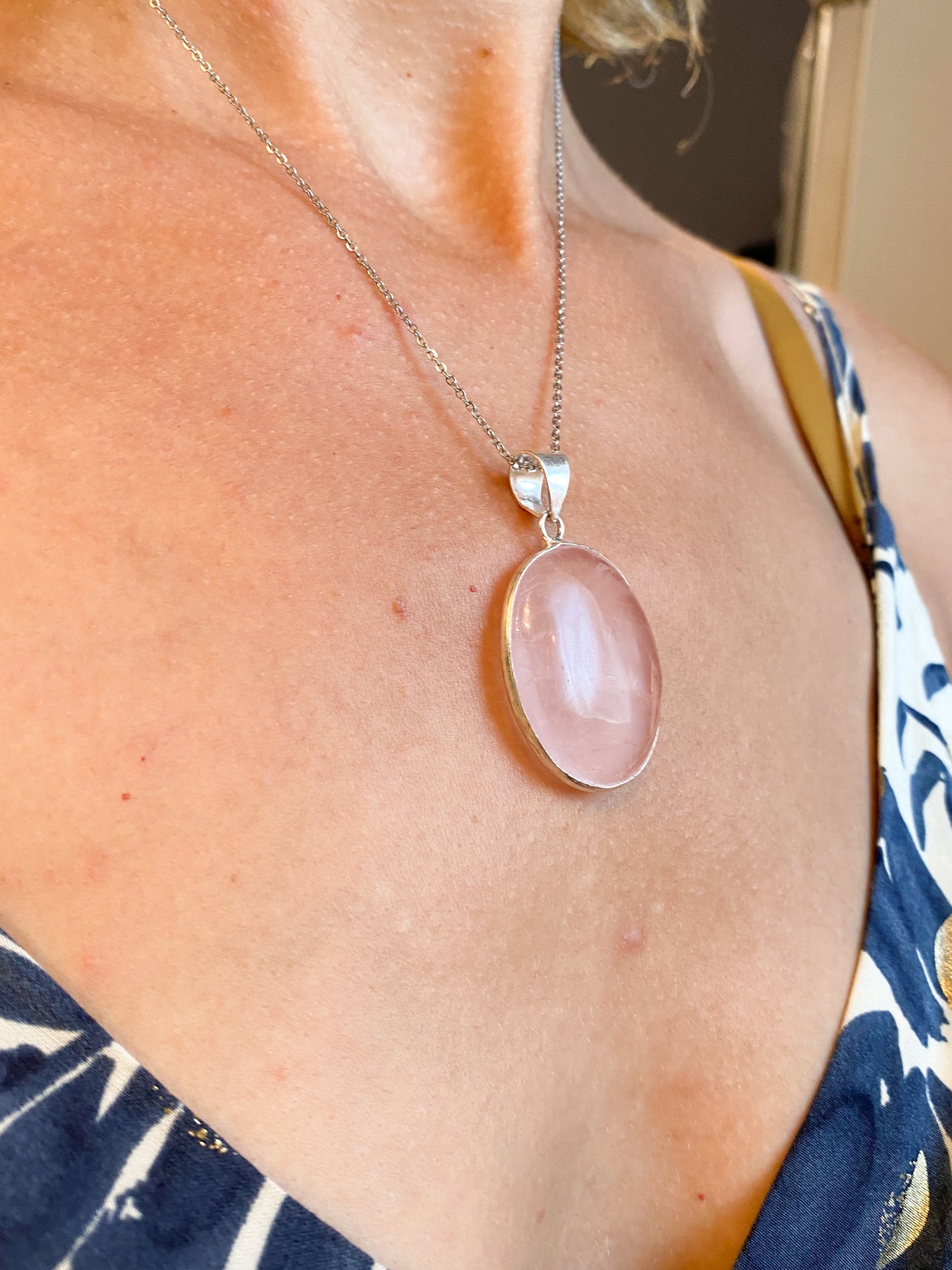Rayonnez de tendresse : Collier en quartz rose et acier inoxydable, un bijou délicat qui célèbre l'amour et l'élégance.