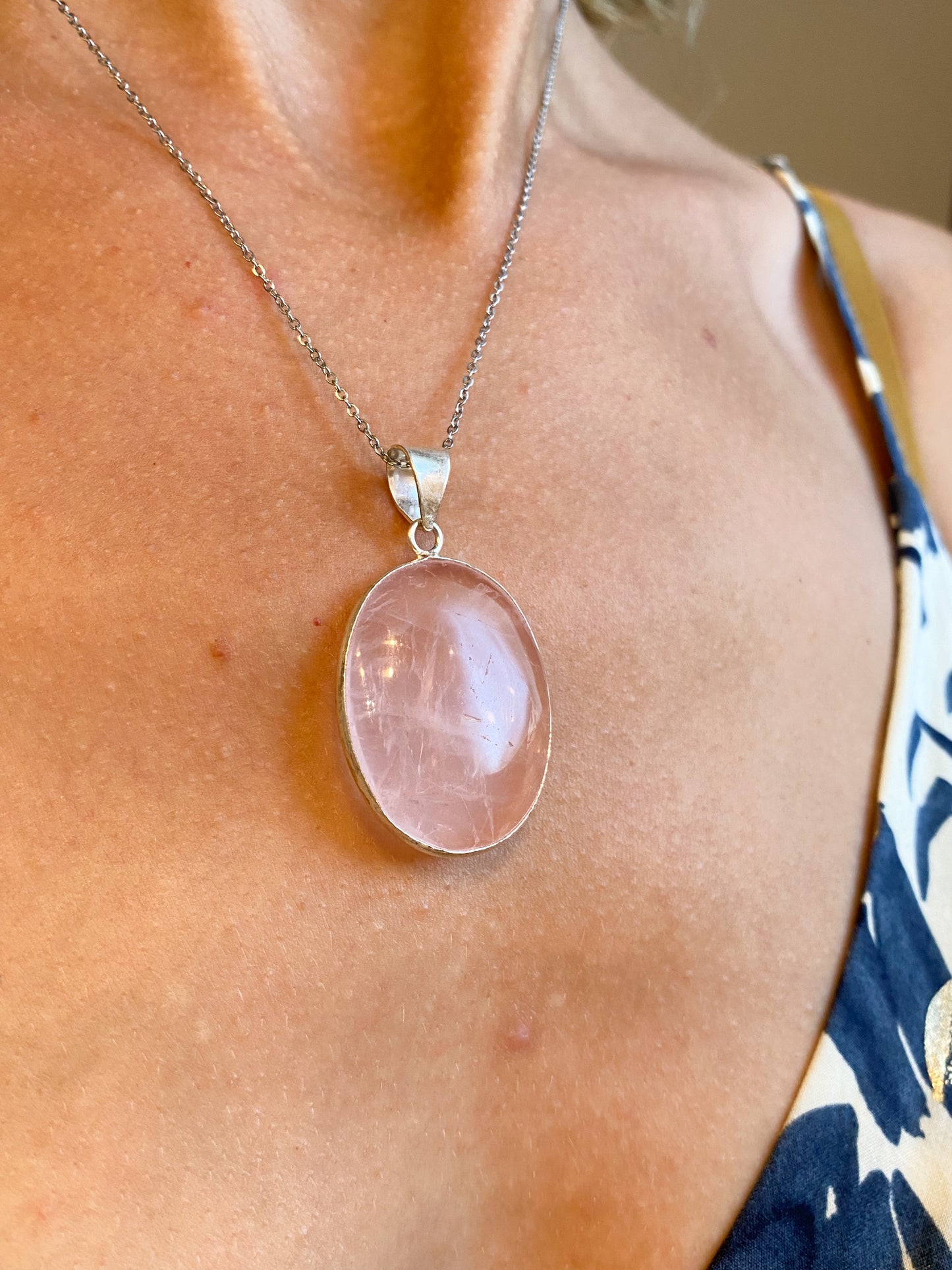 Rayonnez de tendresse : Collier en quartz rose et acier inoxydable, un bijou délicat qui célèbre l'amour et l'élégance.