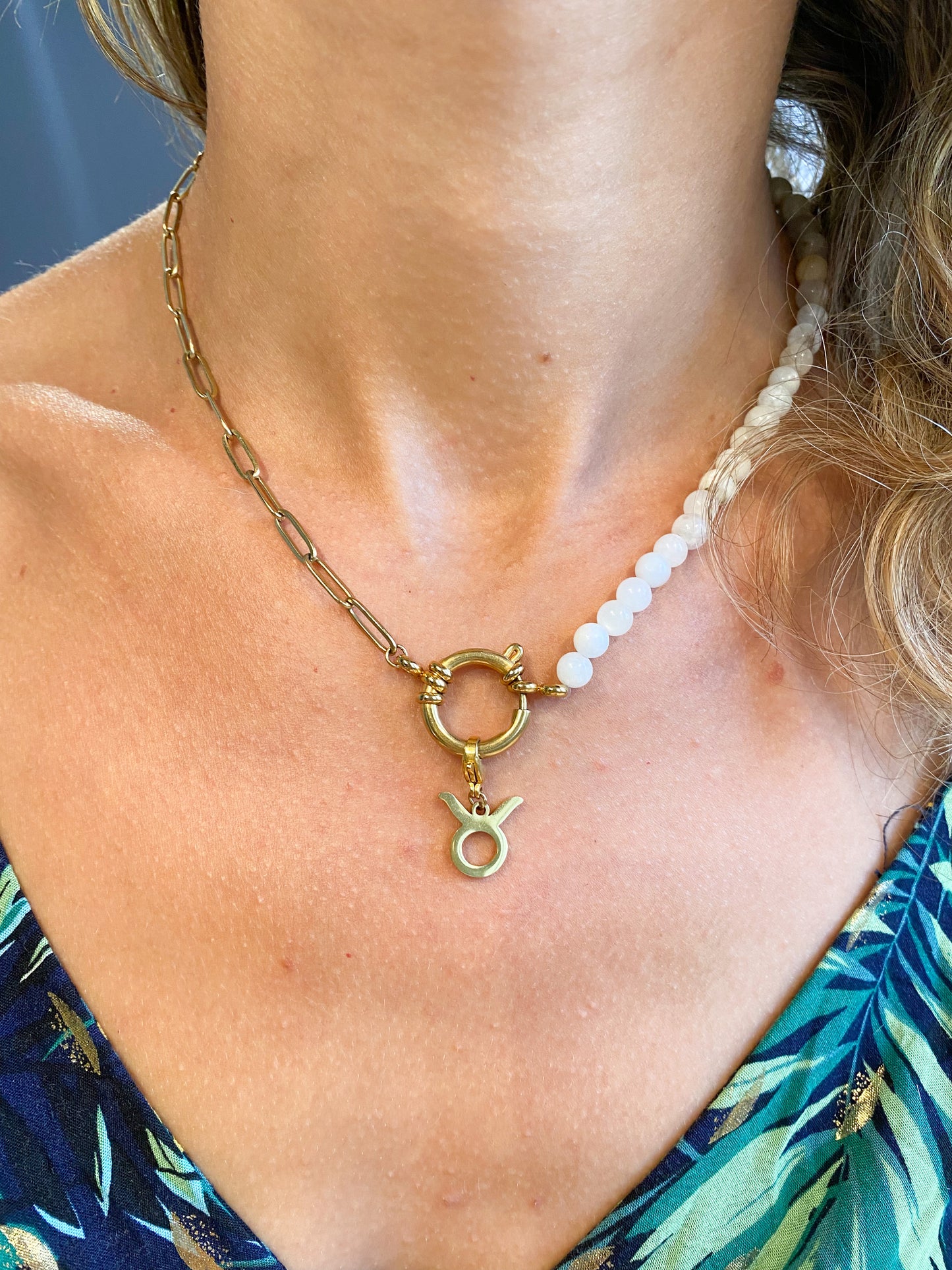 Collier en pierre de lune et acier inoxydable personnalisé : Élégance et originalité à votre image