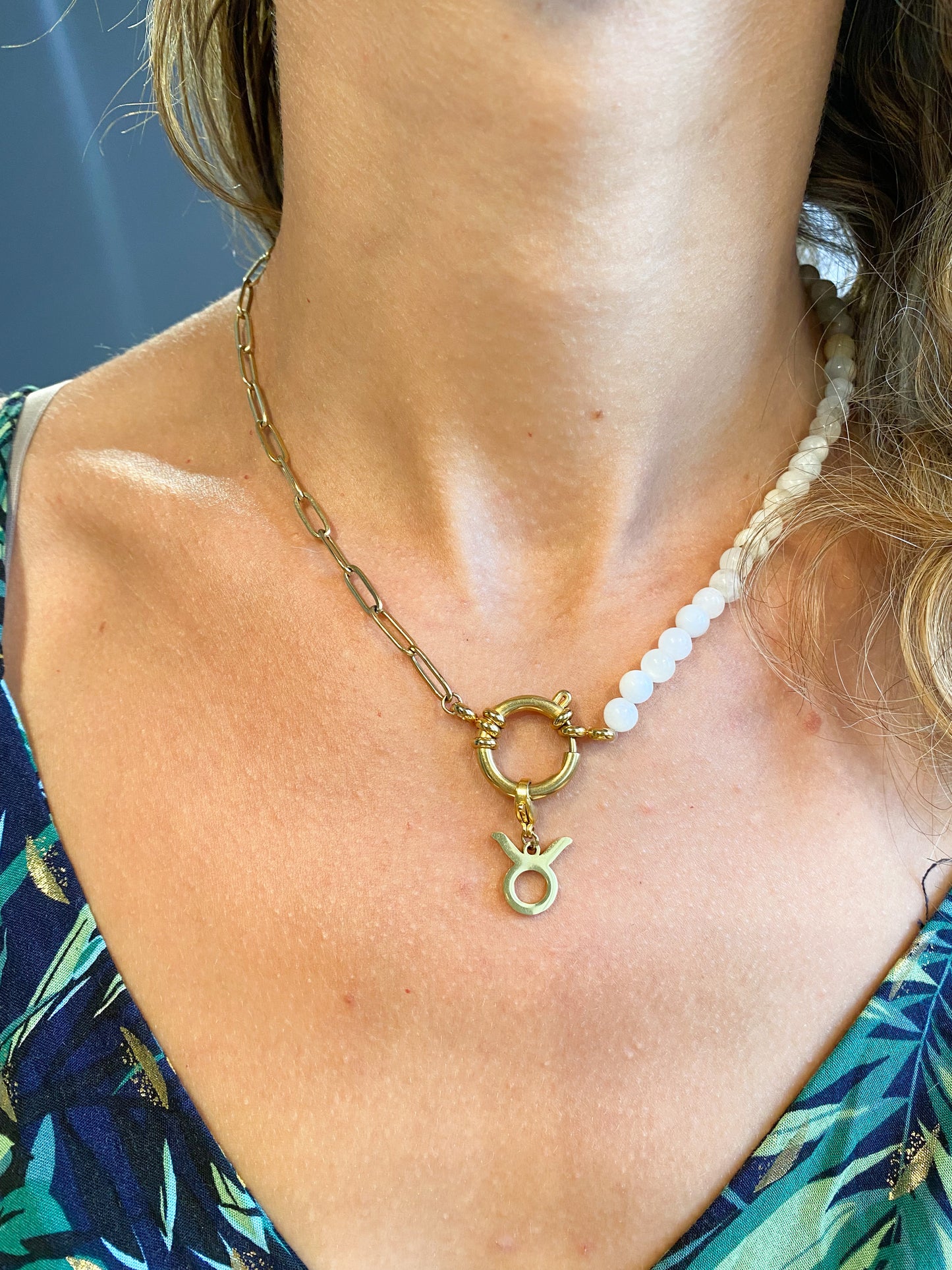 Collier en pierre de lune et acier inoxydable personnalisé : Élégance et originalité à votre image