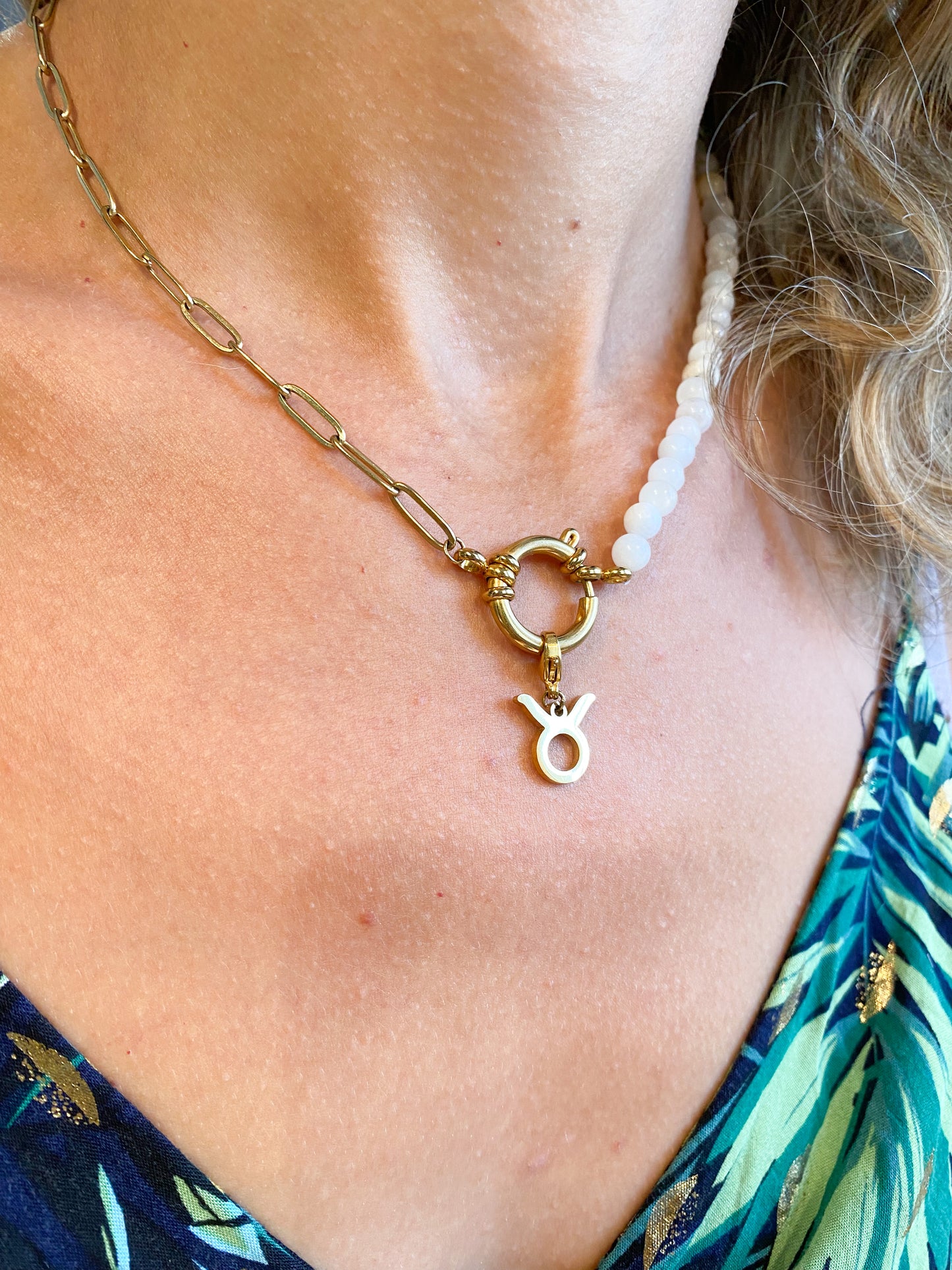 Collier en pierre de lune et acier inoxydable personnalisé : Élégance et originalité à votre image