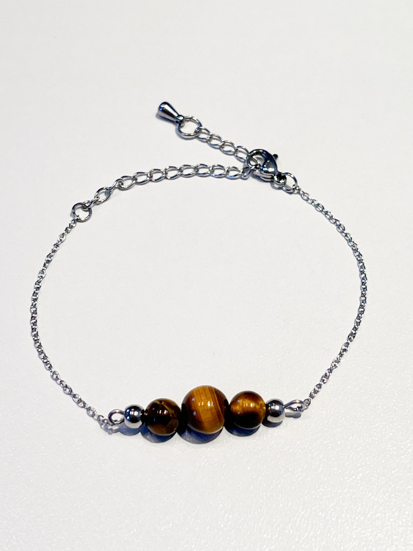 Bracelet en Œil de Tigre et Acier Argenté : Bijou Chic et Spirituel