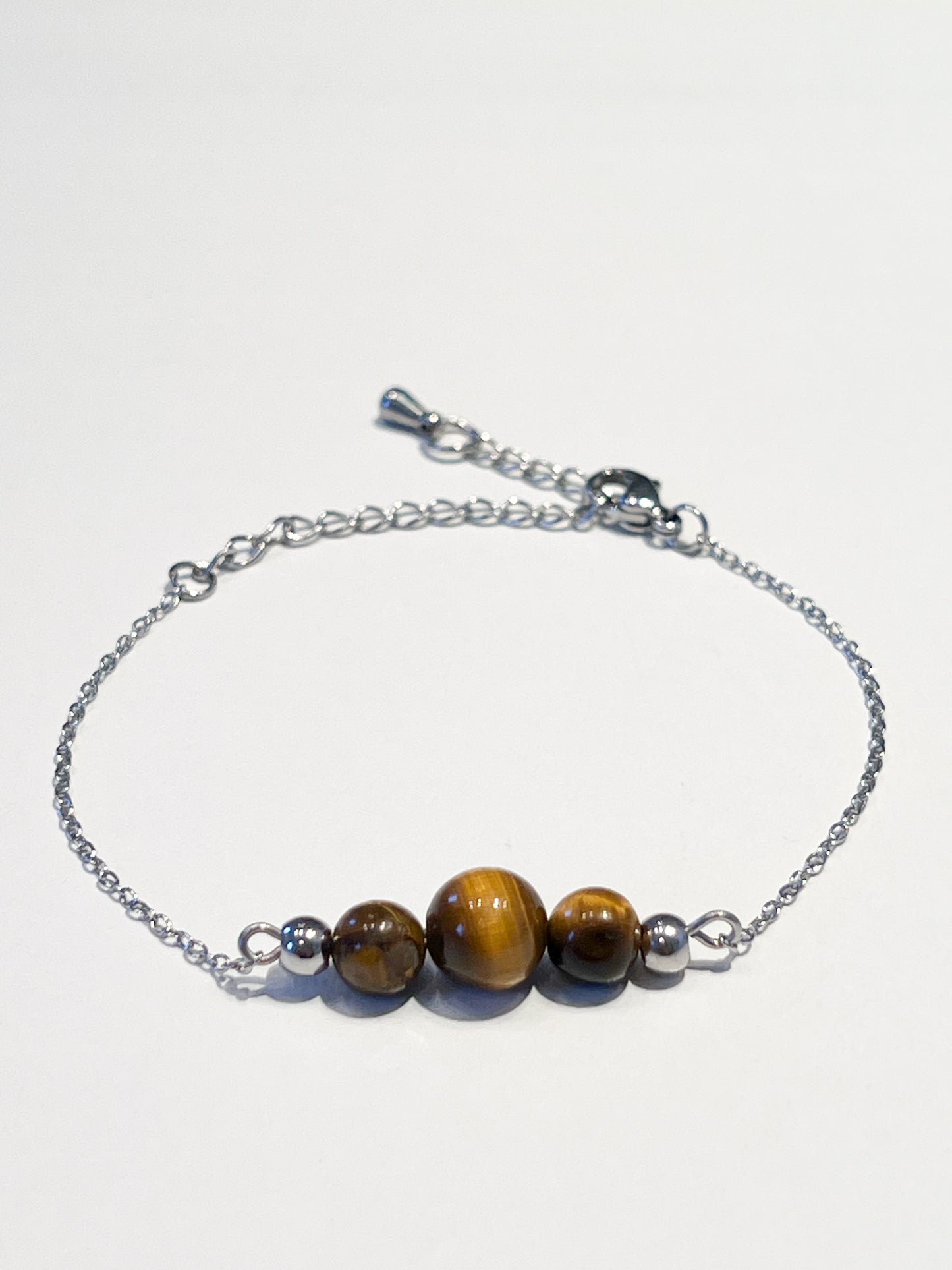 Bracelet en Œil de Tigre et Acier Argenté : Bijou Chic et Spirituel