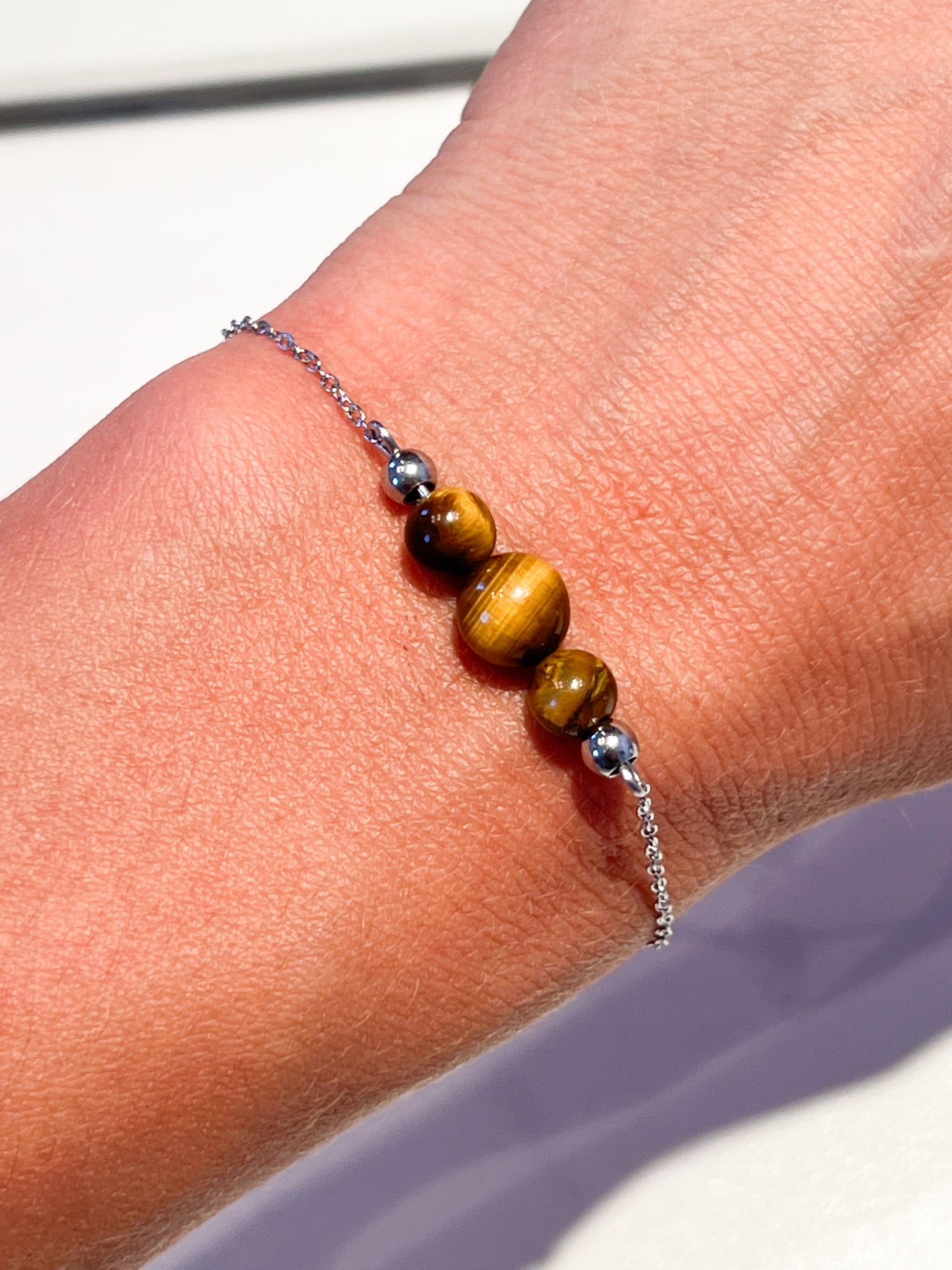 Bracelet en Œil de Tigre et Acier Argenté : Bijou Chic et Spirituel