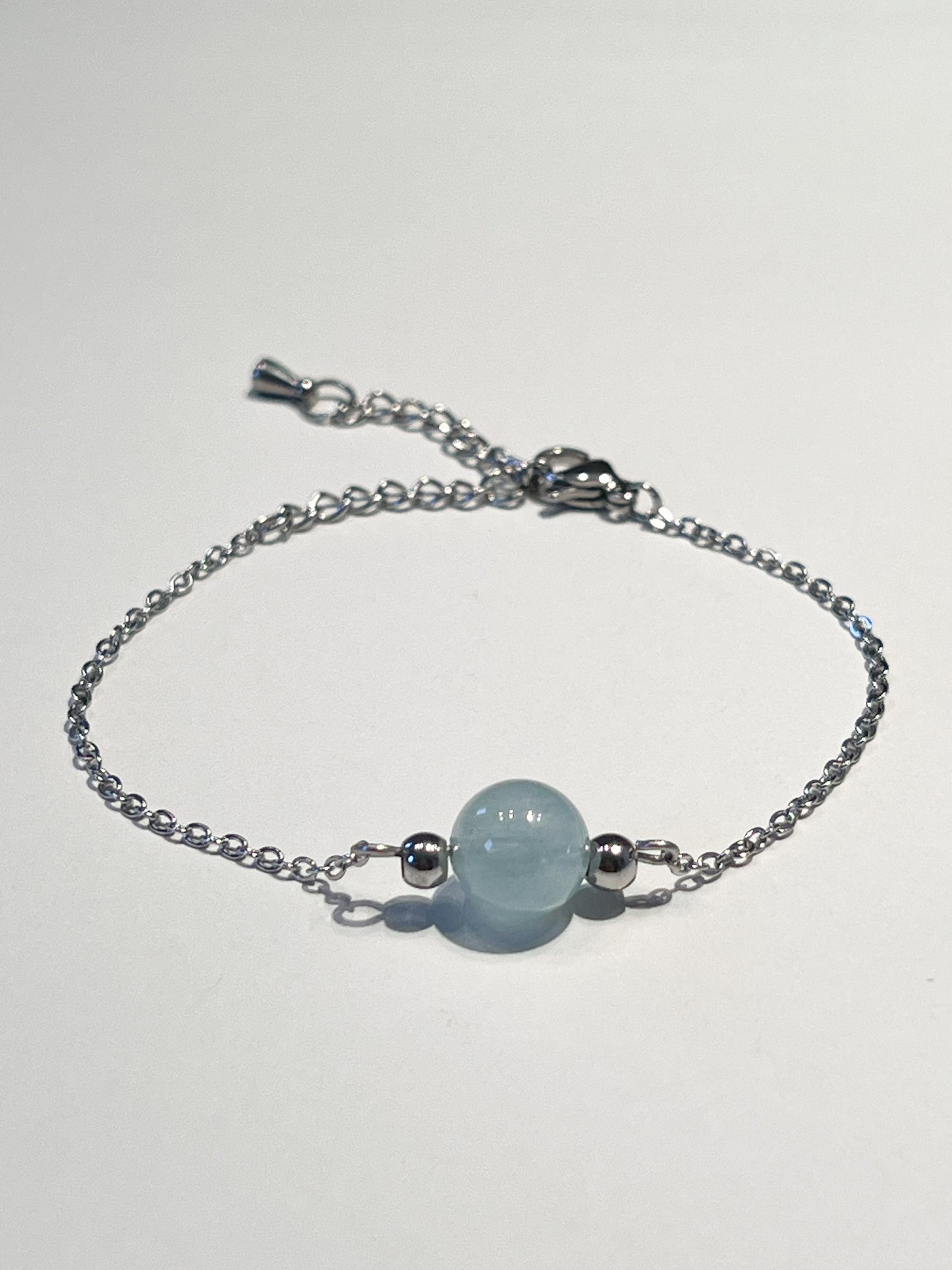 Bracelet en Aigue-Marine et Acier Inoxydable Argenté : Élégance et Protection