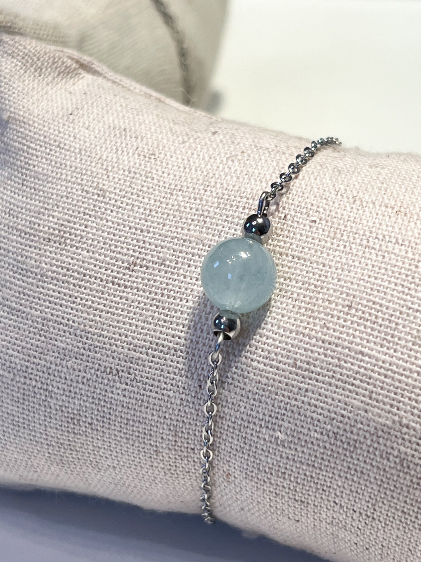 Bracelet en Aigue-Marine et Acier Inoxydable Argenté : Élégance et Protection