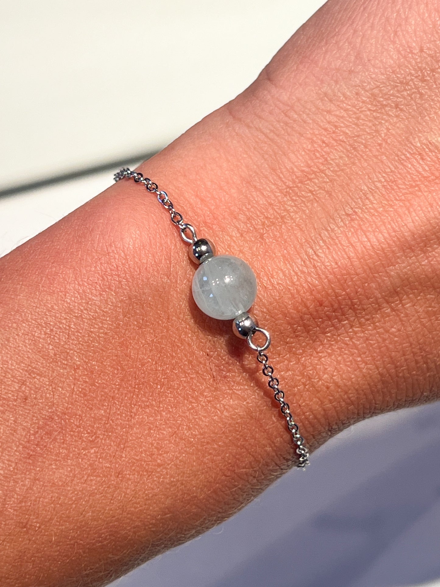 Bracelet en Aigue-Marine et Acier Inoxydable Argenté : Élégance et Protection