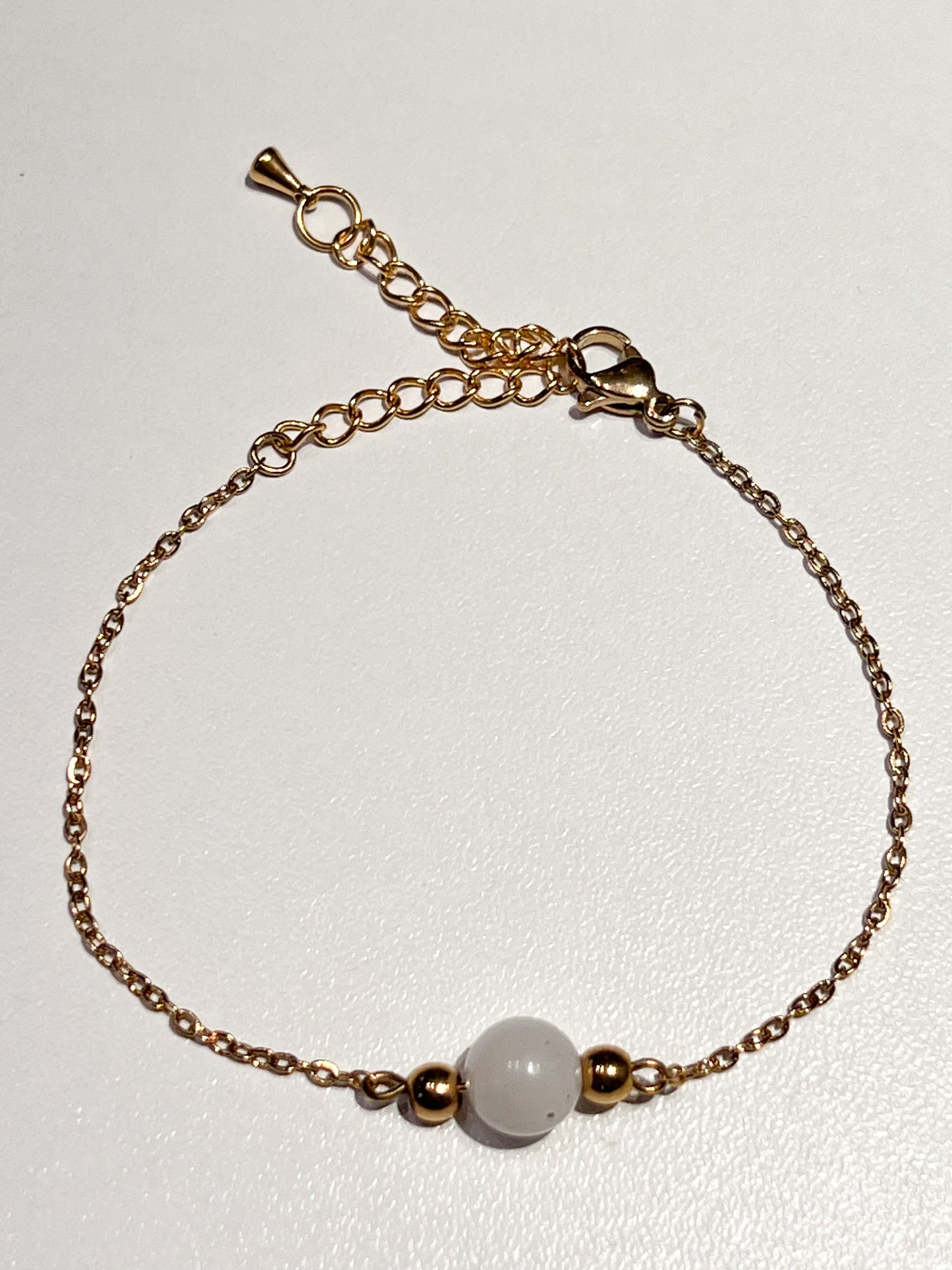 Bracelet en Pierre de Lune et Acier Inoxydable Doré – Élégance et Énergie
