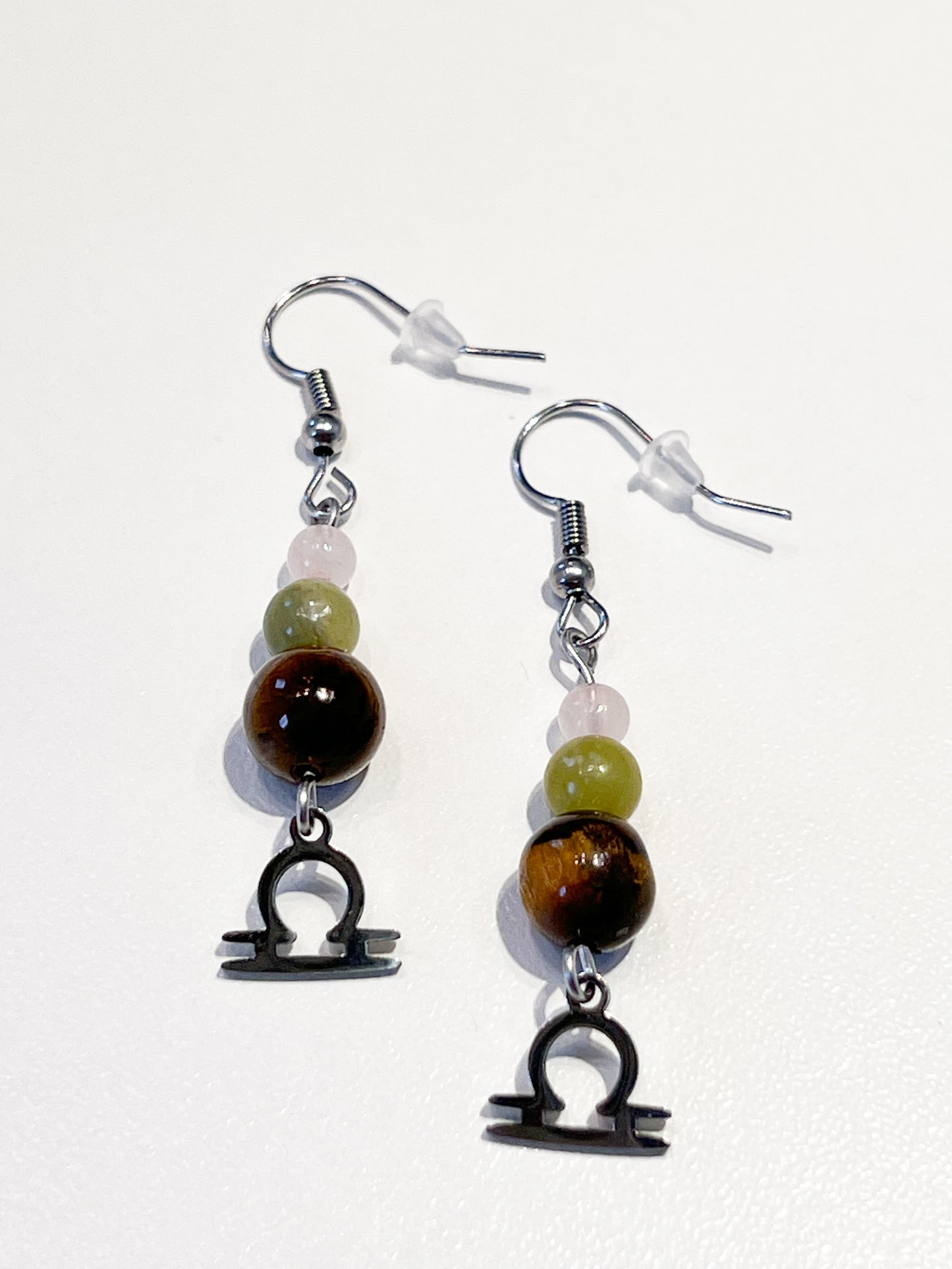 Boucles d’Oreilles Balance en Pierres Naturelles – Bijou Astrologique en Acier Argenté