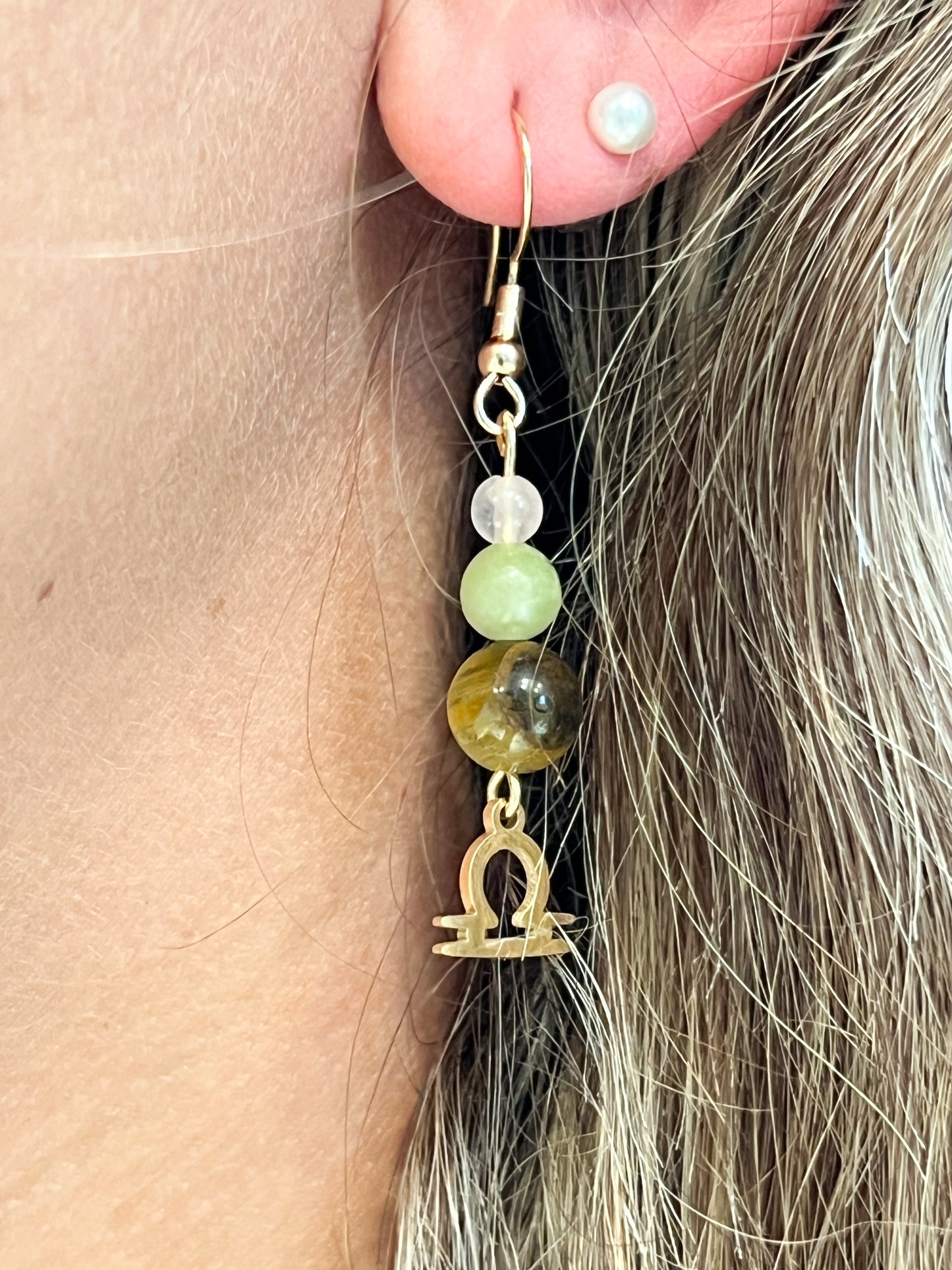 Boucles d’Oreilles Balance – Acier Doré & Pierres Naturelles Astrologiques