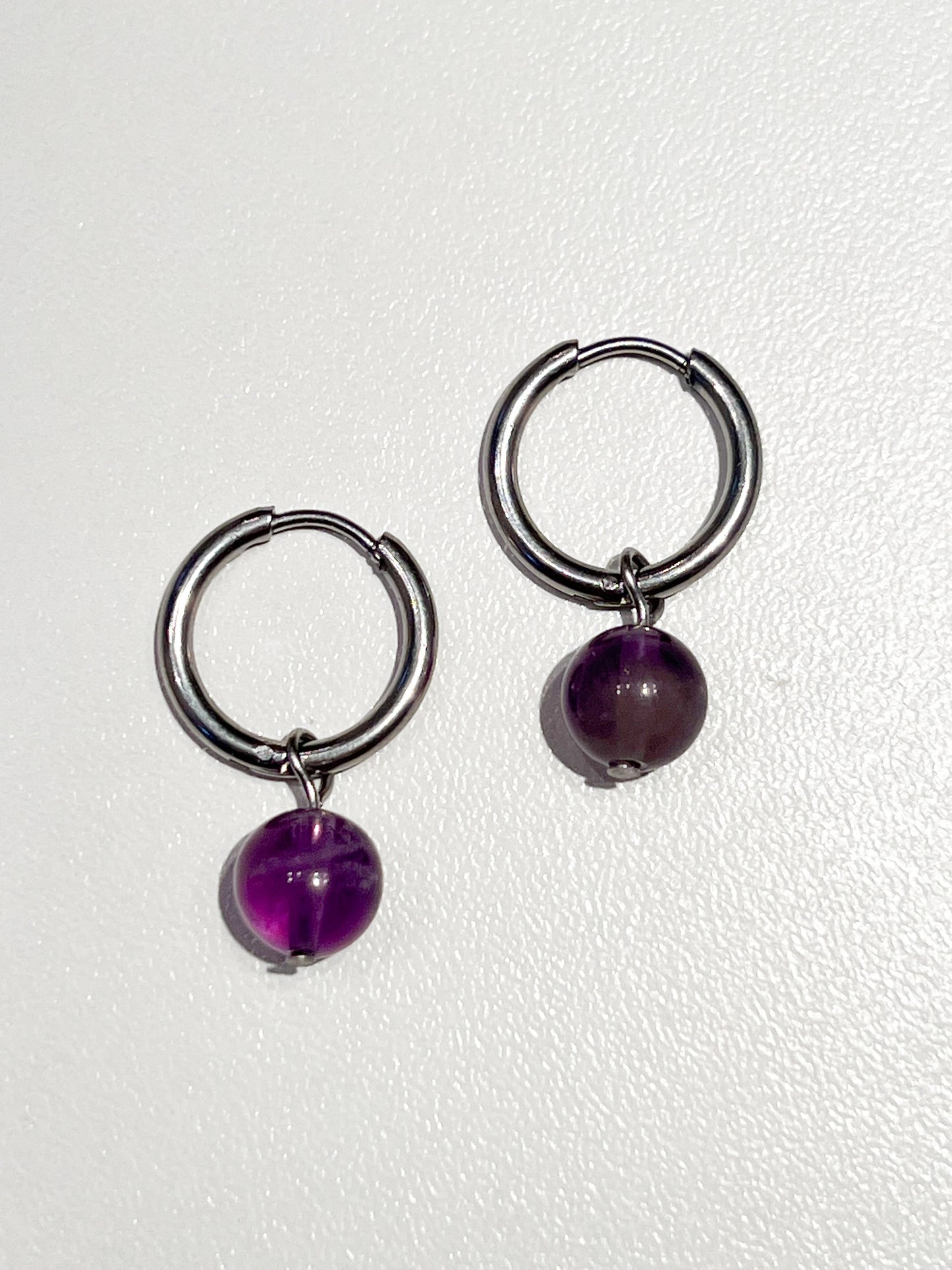 Boucles créoles en acier inoxydable argenté avec améthyste – Bijou raffiné et durable